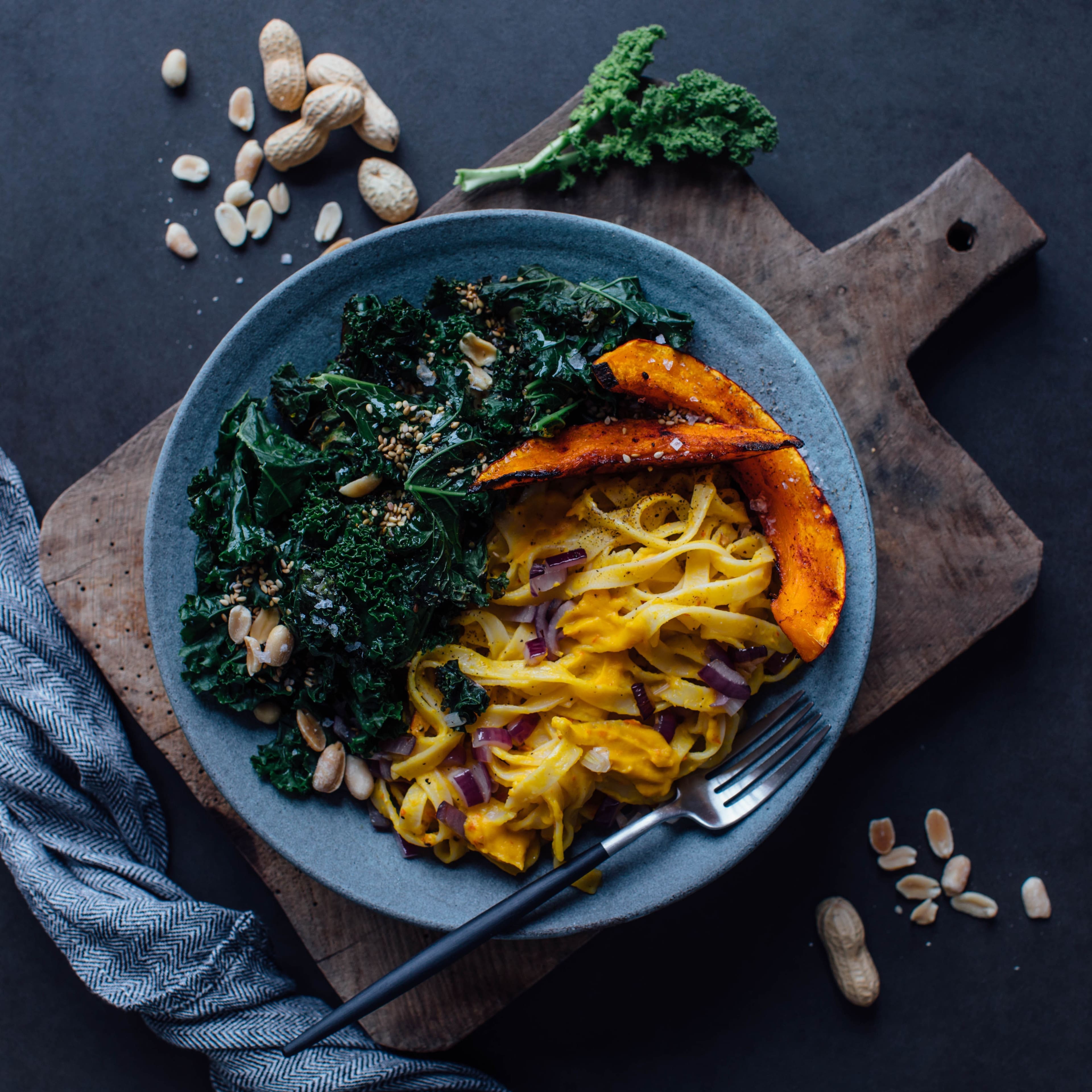 Das nennen wir einmal Pasta mit Power-Gemüse! Unsere Grünkohl-Pasta mit Kürbisspalten und Cashewkernen ist nicht nur gesund, sondern auch super lecker!