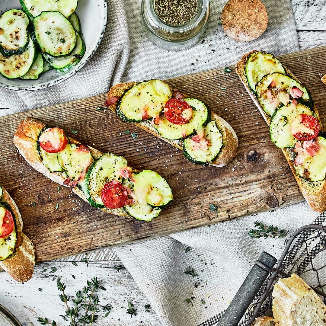 Warm und kalt ein Genuss: Unsere einfachen Pizzahäppchen verströmen leckere mediterrane Aromen und passen als Snacks zu vielen Gelegenheiten.