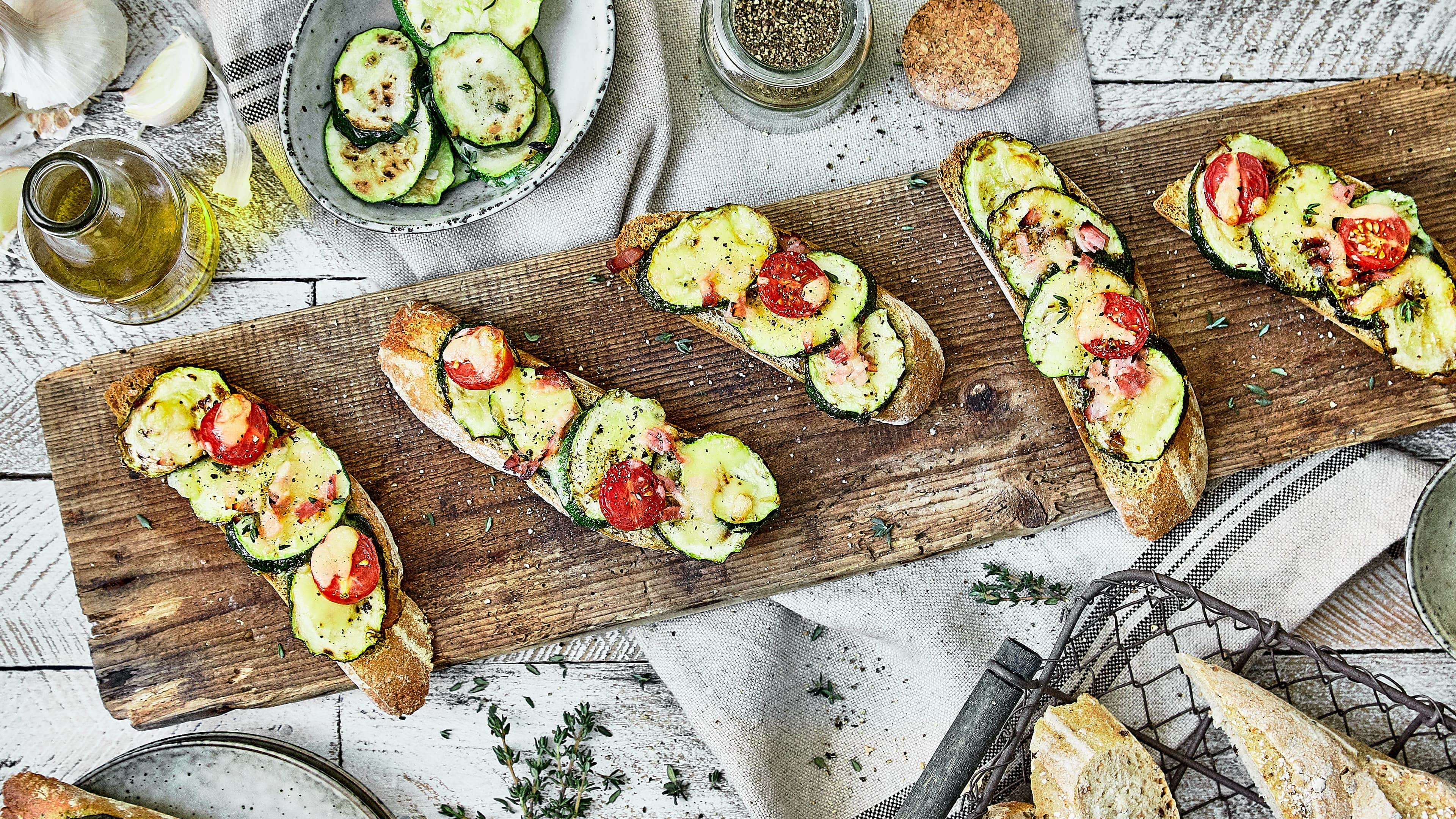 Schnelle Pizzahäppchen Warm und kalt ein Genuss: Unsere einfachen Pizzahäppchen verströmen leckere mediterrane Aromen und passen als Snacks zu vielen Gelegenheiten.