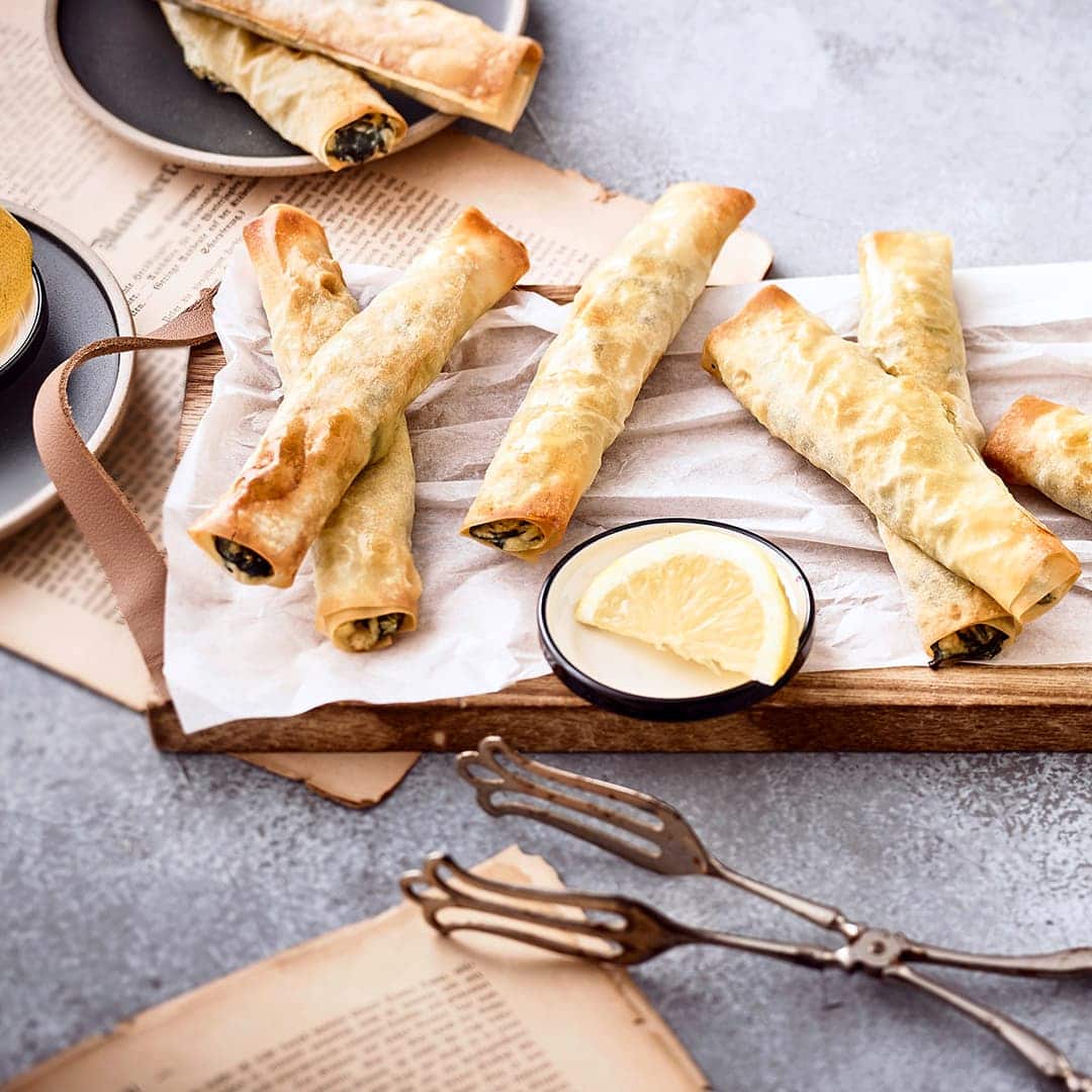 Vegetarischer Snack: Probieren Sie unsere gebackenen Zigarren aus Filoteig gefüllt mit Blattspinat, Ricottakäse und Pinienkernen – fertig in 45 Minuten!