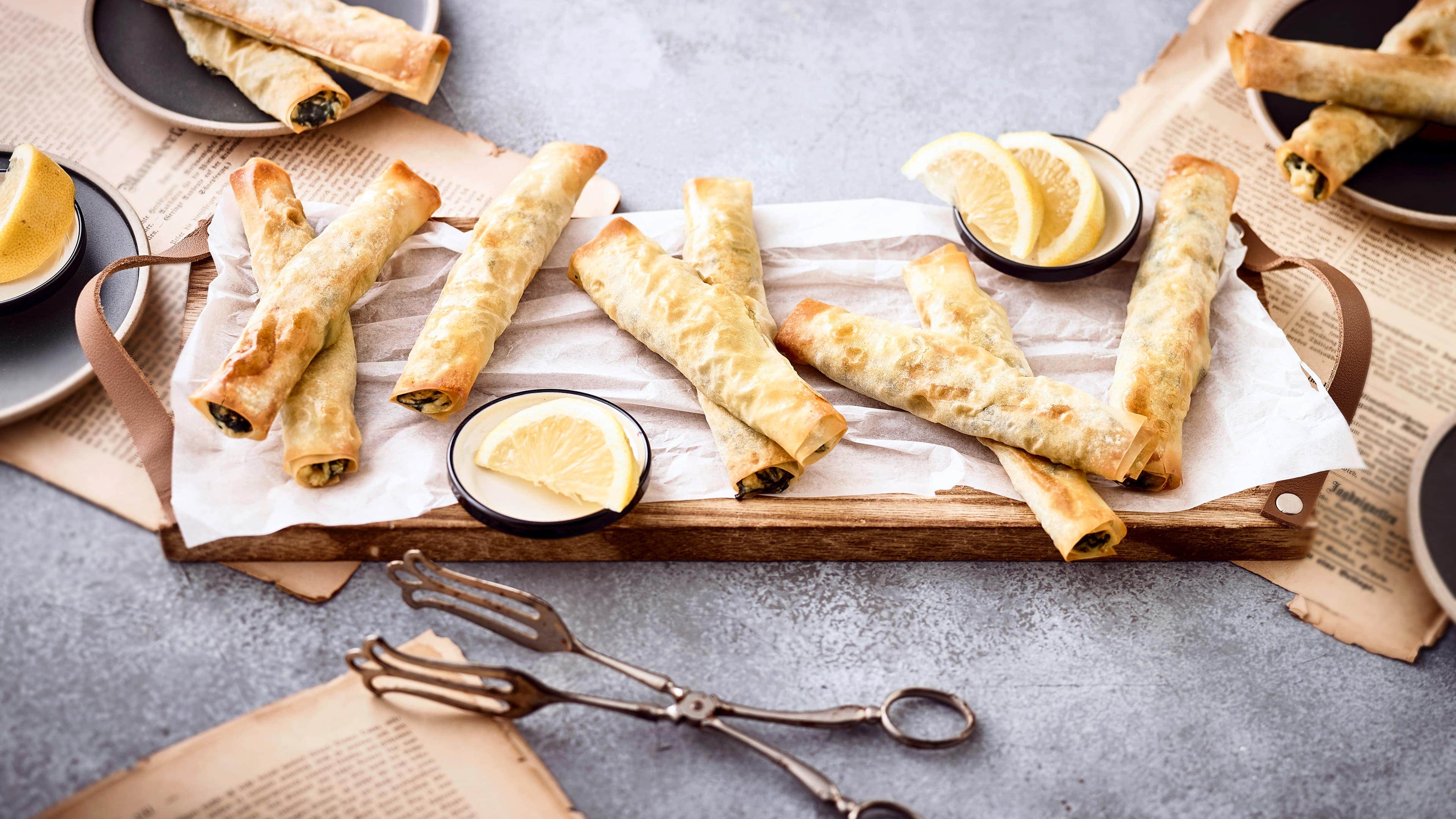 Filoteig-Zigarren Vegetarischer Snack: Probieren Sie unsere gebackenen Zigarren aus Filoteig gefüllt mit Blattspinat, Ricottakäse und Pinienkernen – fertig in 45 Minuten!