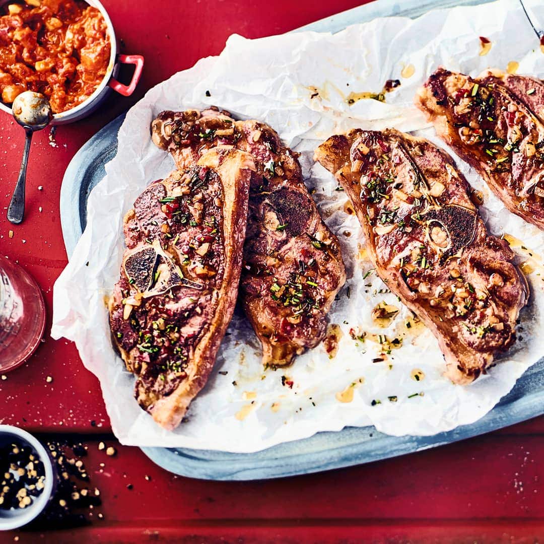 Wie wäre es mit unserer Version für gegrillte Lammkoteletts? Mariniert in einer Rosmarin-Peperoni-Öl-Mischung und mit einem scharfen Salsa aus Paprika, Tomate. Mandeln und Cayennepfeffer – probieren Sie es aus!