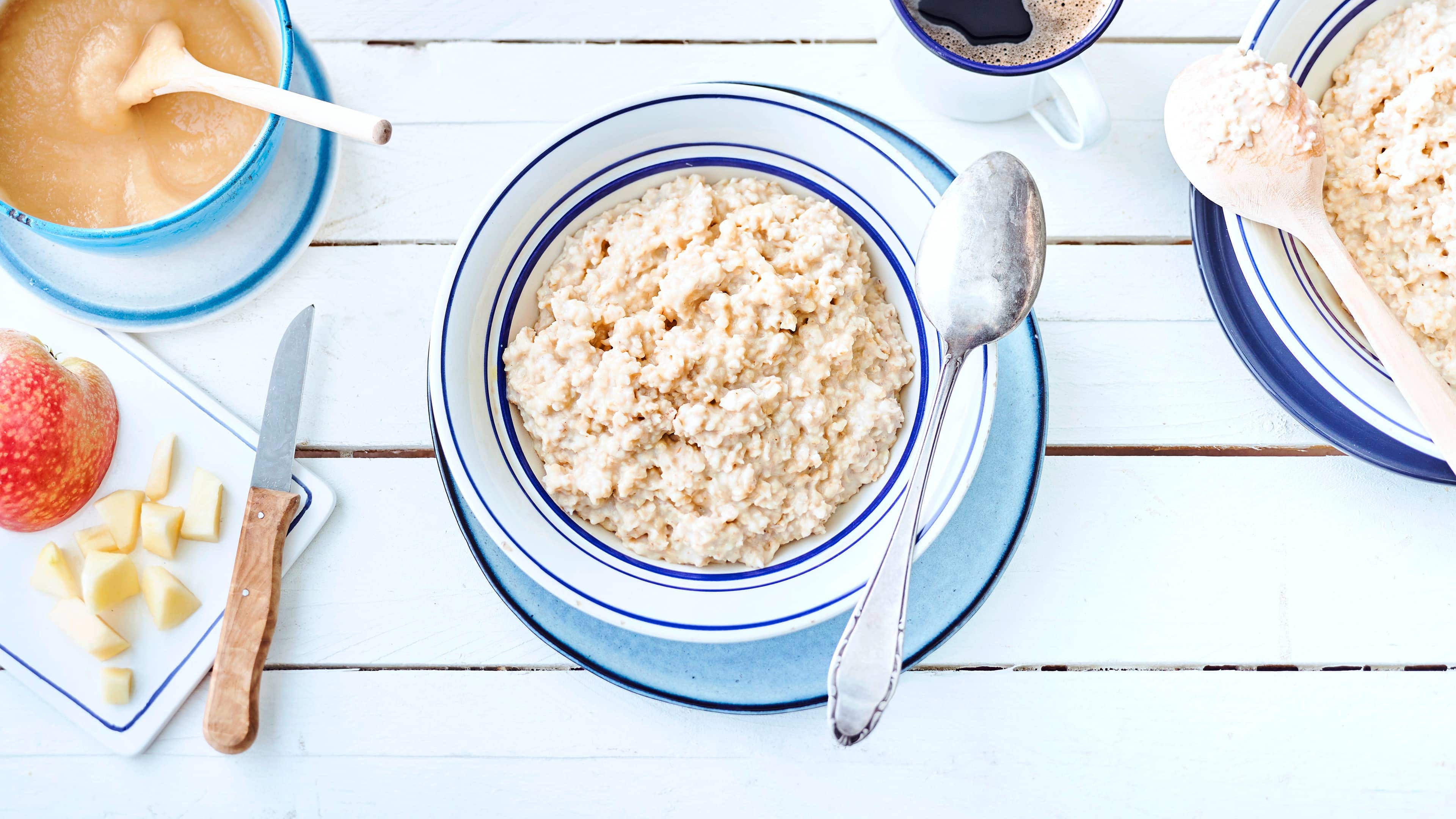 Hafer-Milchbrei mit Apfel Haferbrei in allen Variationen schmeckt einfach lecker und macht satt – zaubern Sie in nur 15 Minuten für ein schmackhaftes Frühstück ein Hafer-Milchbrei Rezept mit Apfel.