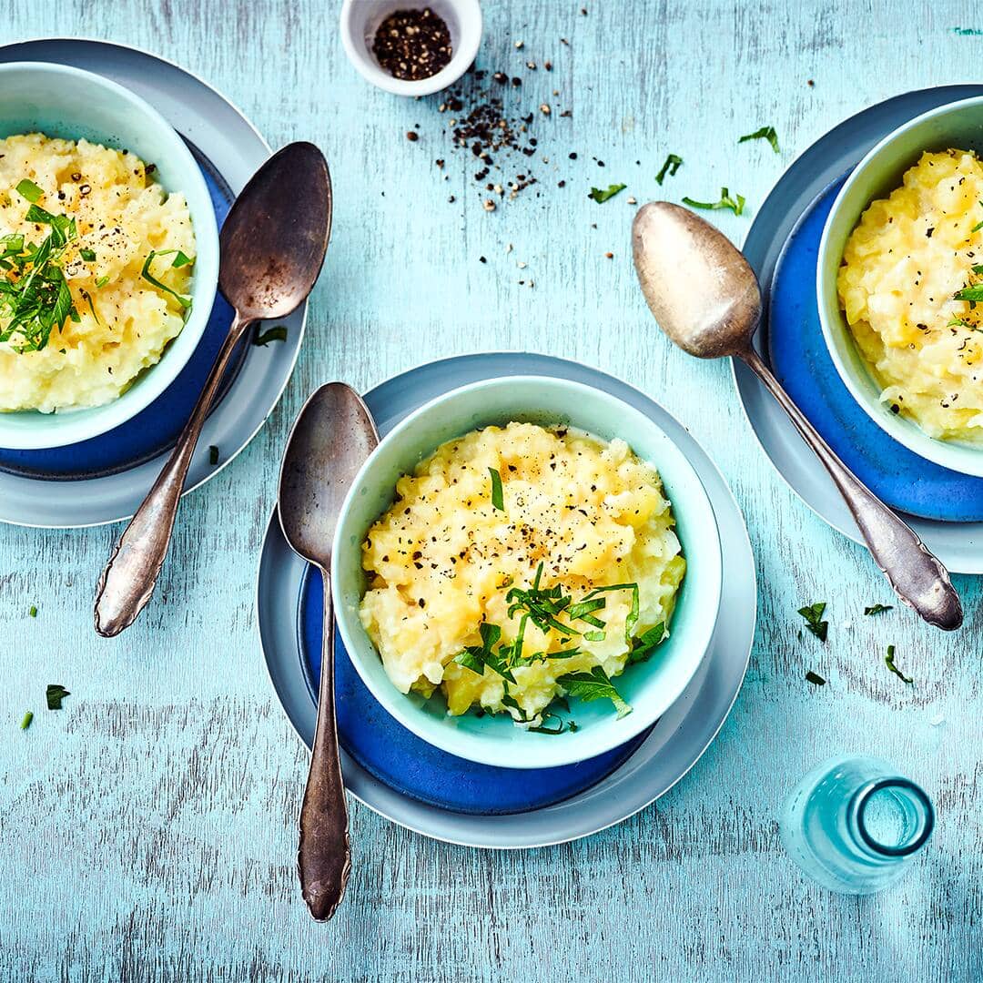 Für unser Kartoffeleintopf-Rezept benötigen Sie nur Kartoffeln, Blumenkohl, Milch, Sahne und Butter und – wenn Sie möchten – noch etwas Petersilie.