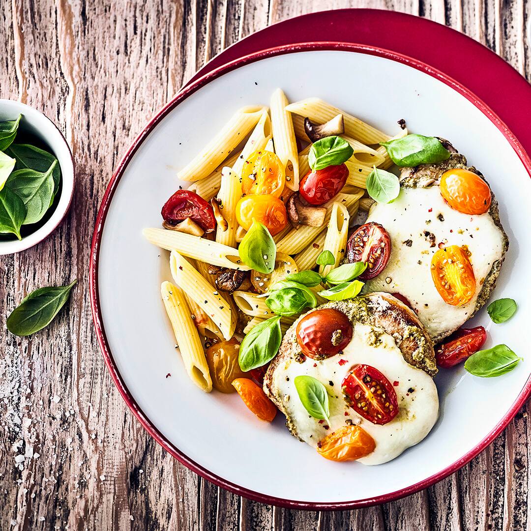 Probieren Sie unser Rezept für überbackenen Mozzarella-Steaks mit Penne, Tomaten, Champignons und Basilikum aus.