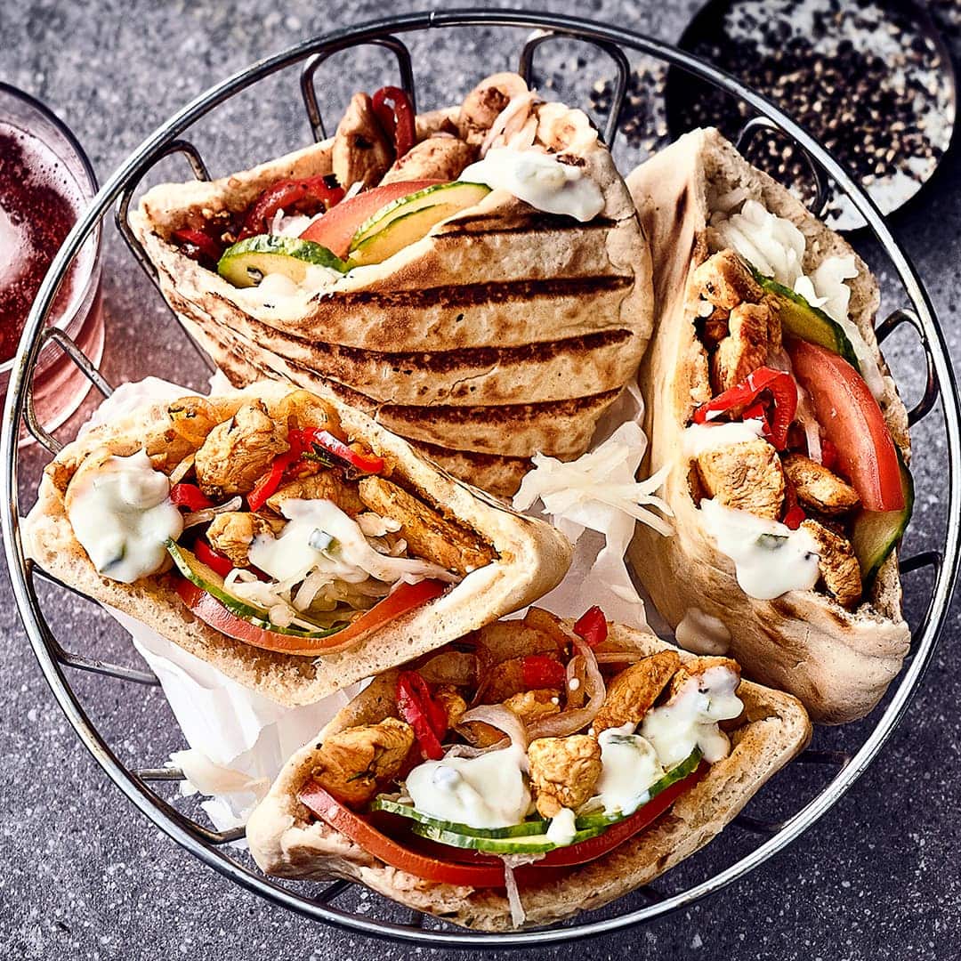 Lecker im Pita-Brot mit frischem Salat und Tzaziki serviert schmeckt das selbstgemachte und fein gewürzte Hähnchengyros besonders gut.