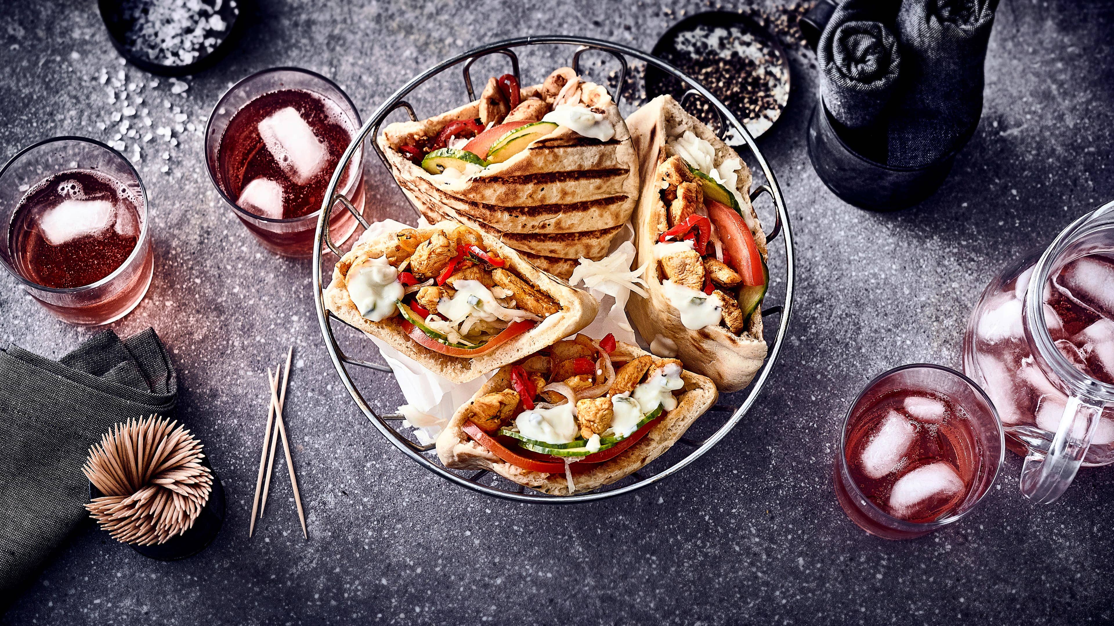 Hähnchengyros Lecker im Pita-Brot mit frischem Salat und Tzaziki serviert schmeckt das selbstgemachte und fein gewürzte Hähnchengyros besonders gut.