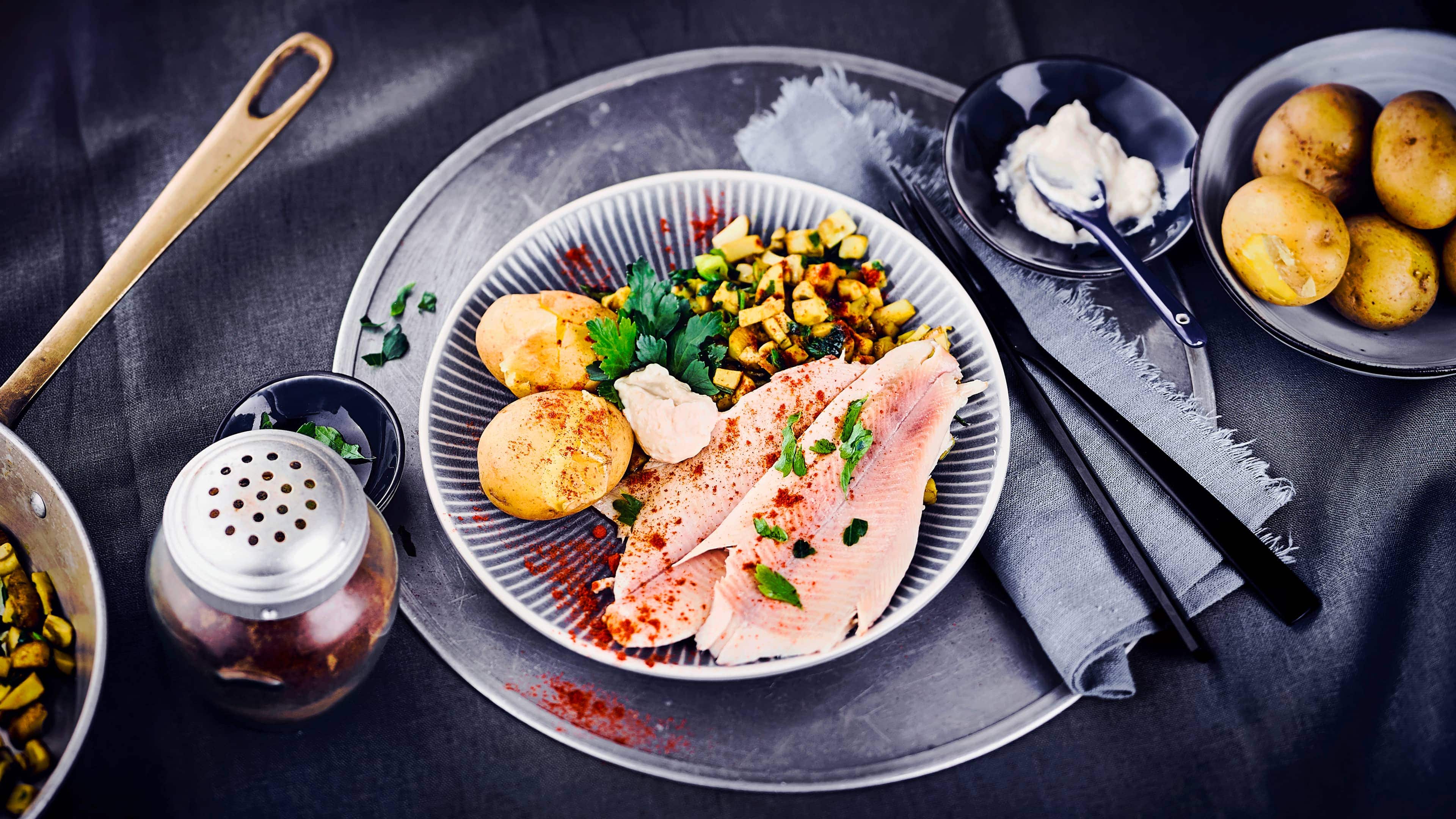 Geräucherte Forelle Bringen Sie ohne großen Aufwand Fisch auf den Tisch! Geräucherte Forelle ist bereits fix und fertig, sie muss nur noch erwärmt werden. Dazu gibt es bei unserem Rezeptvorschlag Kartoffeln, Pilzsalsa und Meerrettich.