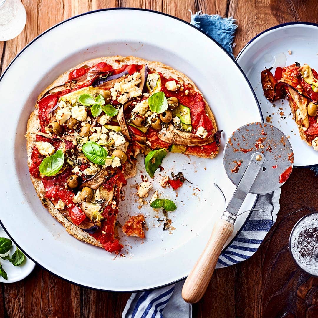 Pizza einmal anders? Bei unserem Rezept für Fladenbrotpizza werden einfach 2 Fladenbrothälften zum Teig und schmecken garniert mit Tomatensoße und leckerem vegetarischem Belag einfach köstlich.