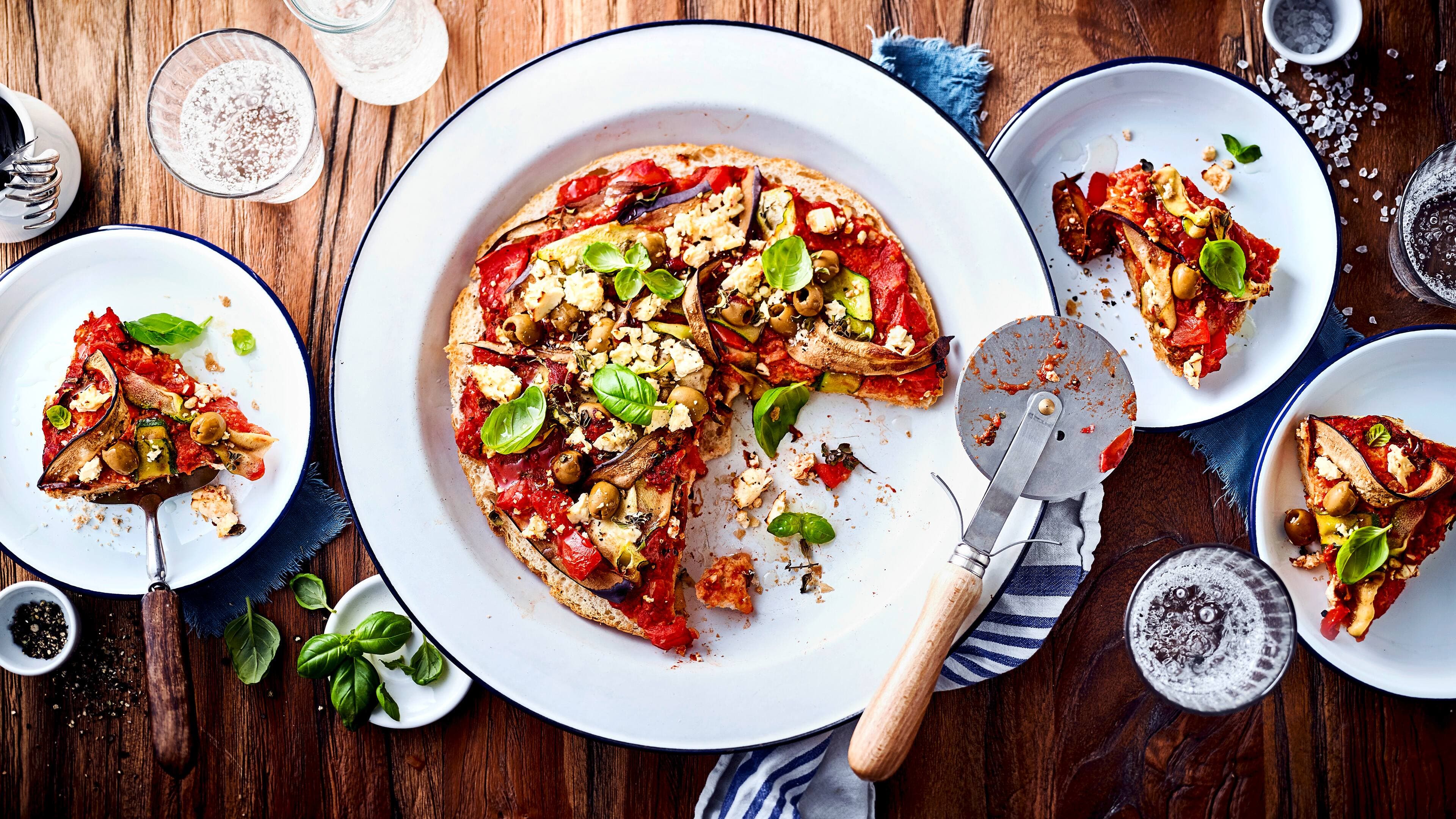 Fladenbrotpizza Pizza einmal anders? Bei unserem Rezept für Fladenbrotpizza werden einfach 2 Fladenbrothälften zum Teig und schmecken garniert mit Tomatensoße und leckerem vegetarischem Belag einfach köstlich.