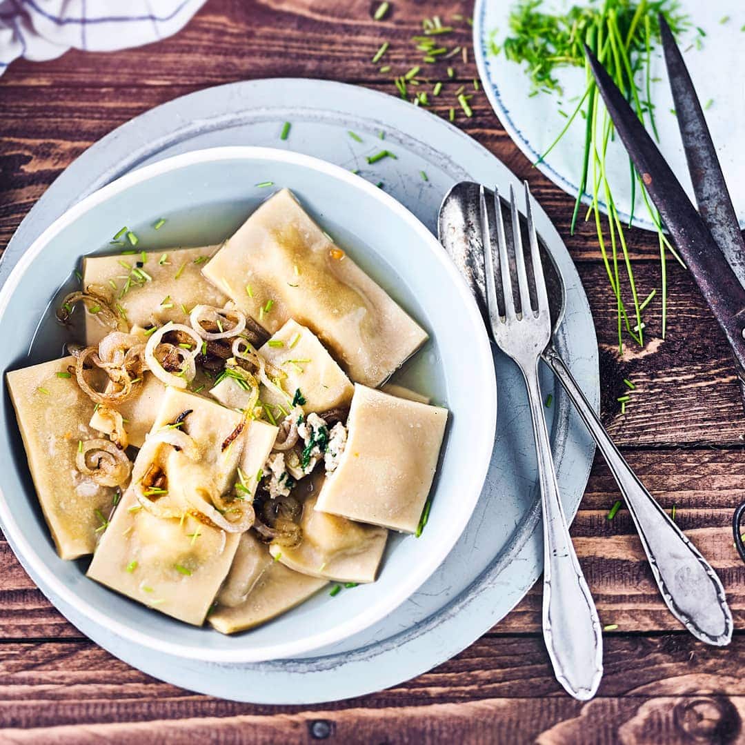 Eine vorzügliche Köstlichkeit der schwäbischen Küche: Klassische Maultaschen. Einmal verführt, werden Sie der Leckerei bestimmt verfallen und sich über die vielen Zubereitungsmöglichkeiten rund ums "Maultäschle" freuen.