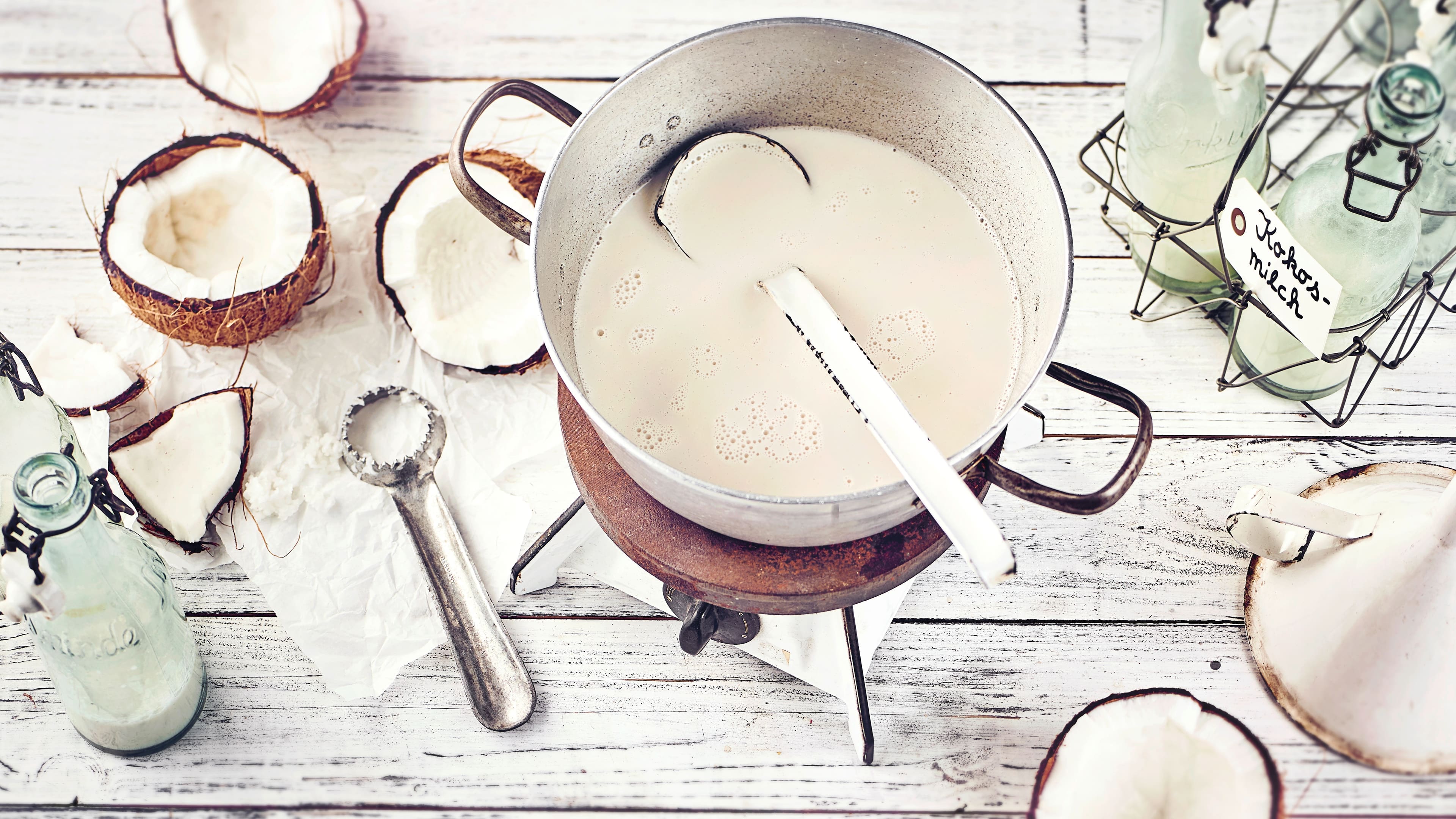 Kokosmilch selber machen Aus vielen Nussorten lässt sich Milch einfach herstellen, aber aus Kokosnüssen ist es besonders einfach: Probieren Sie unser Rezept für Kokosmilch selber machen einfach einmal aus!