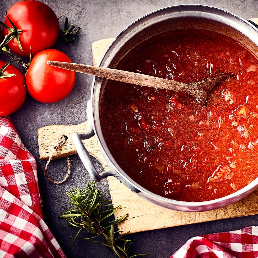 Ob für Pizza oder Pasta – Unser Grundrezept für Tomatensoße geht ganz schnell und schmeckt frisch und aromatisch!
