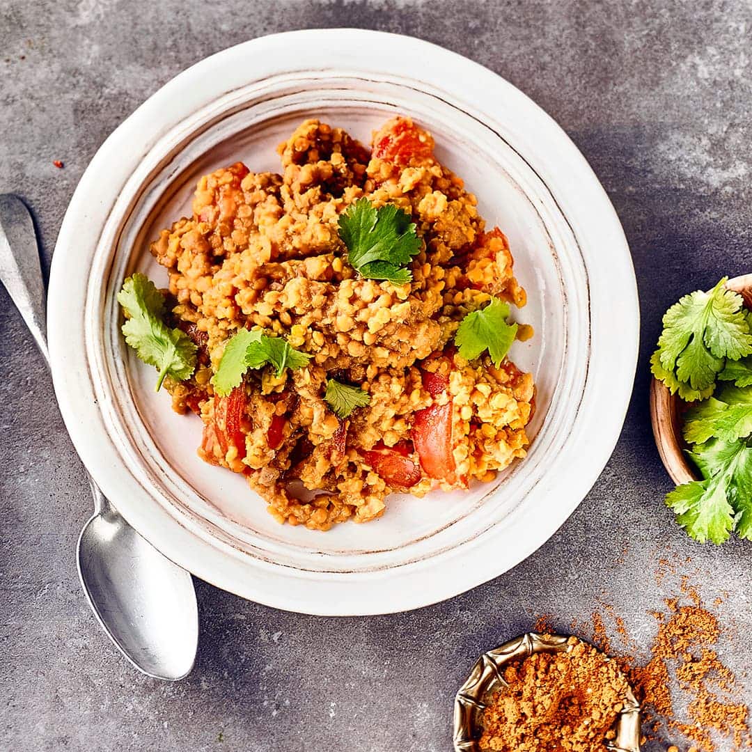 Auf die Würze kommt es an. Unser Rezept für Rote Linsen Dal kommt aus Indien und besticht durch seine Kombination an vielen Gewürzen abgemildert durch etwas Kokosmilch.
