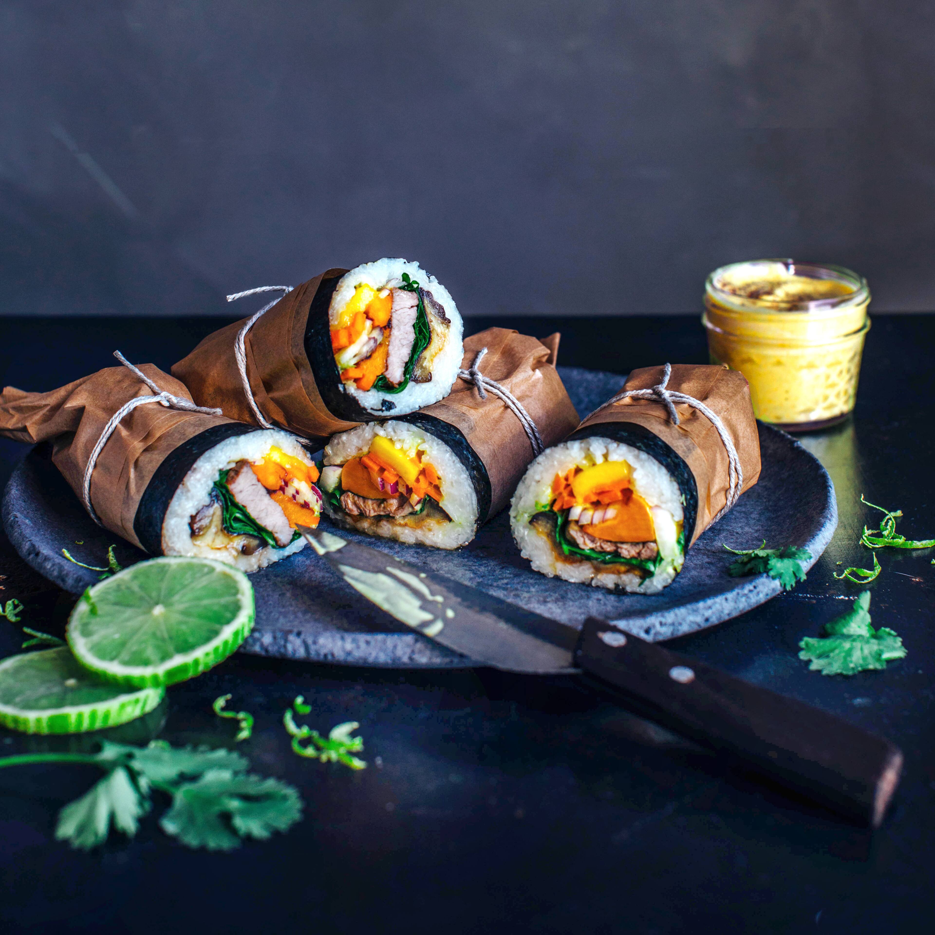 Sushi und Burrito mixen? Na klar! Probieren Sie doch einmal zum Mittag- oder Abendessen unser Rezept für einen leckeren Sushi Burrito mit Reis, Rinderfiletstreifen, Mango, Süßkartoffel, Aubergine und selbstgemachter Curry-Mayonnaise!