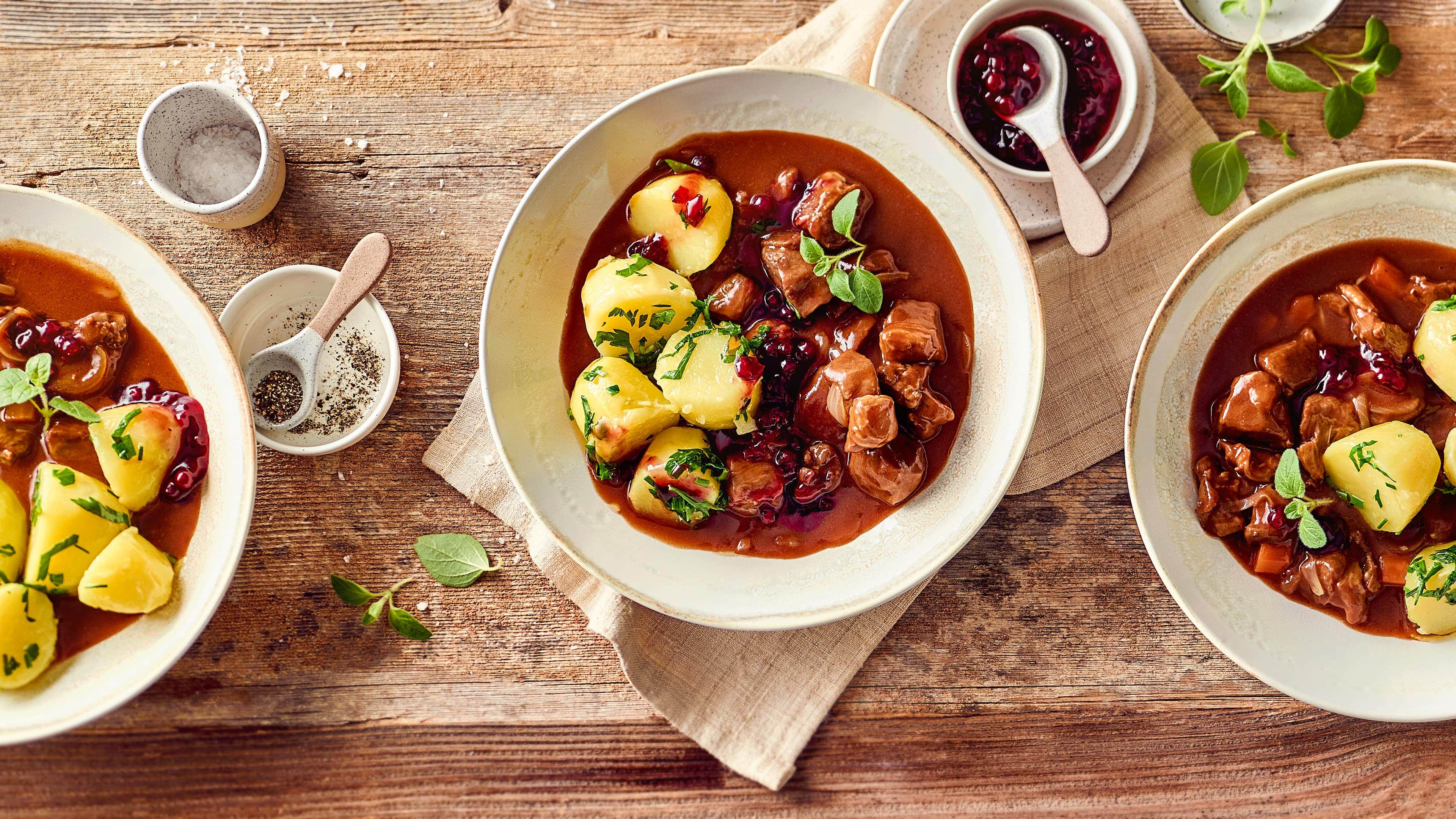 Rehgulasch Unser Rehgulasch hat einen vollmundigen Geschmack und ist ein leckeres Gericht für die Herbst- und Winterzeit sowie für festliche Anlässe.
