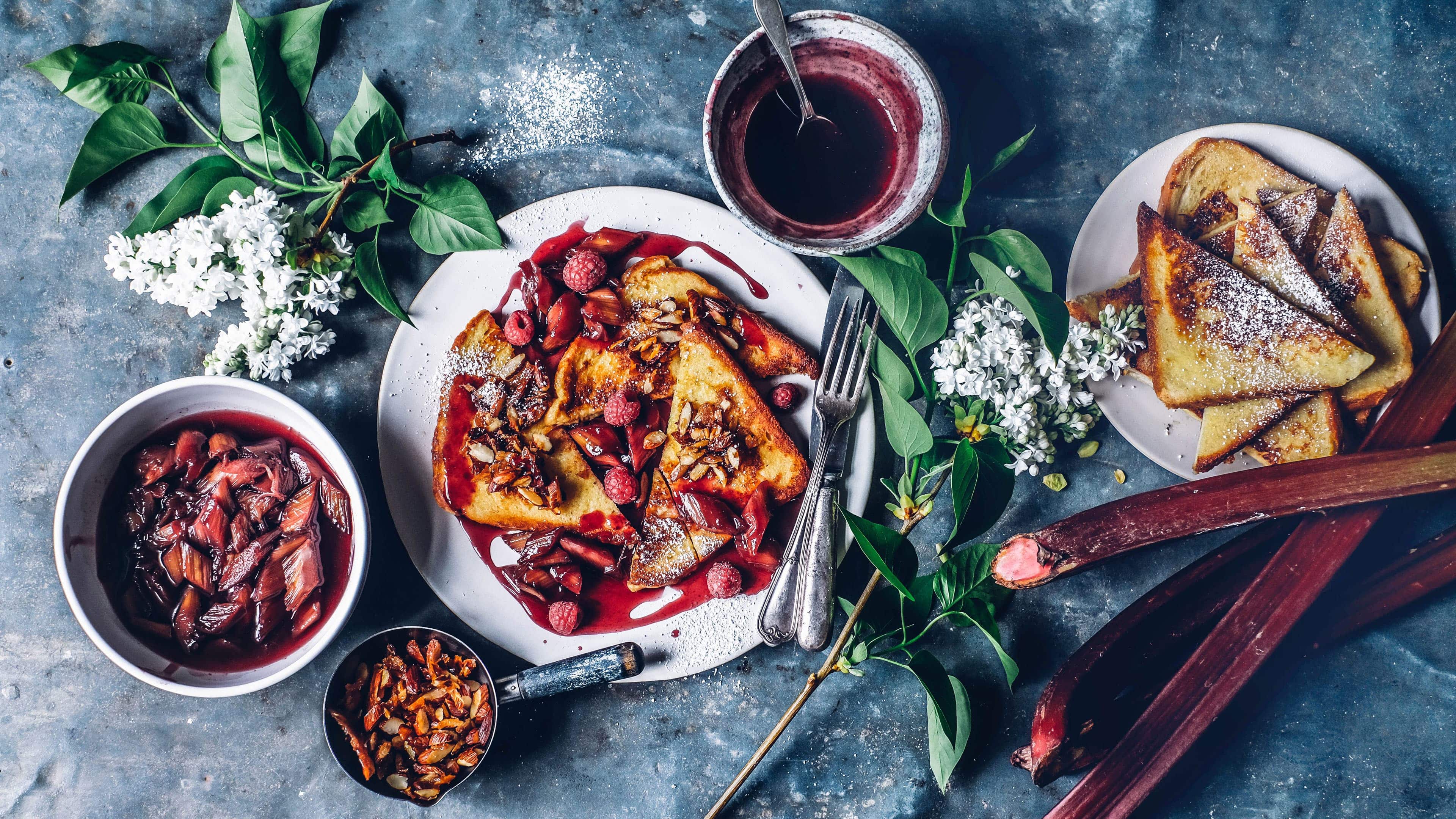 French Toast mit Rhabarber Ein fantastisches Frühstück, das den Start in den Tag zu etwas ganz Besonderem macht: Kokos-Mandel-French-Toast mit pochiertem Rhabarber und Himbeeren.