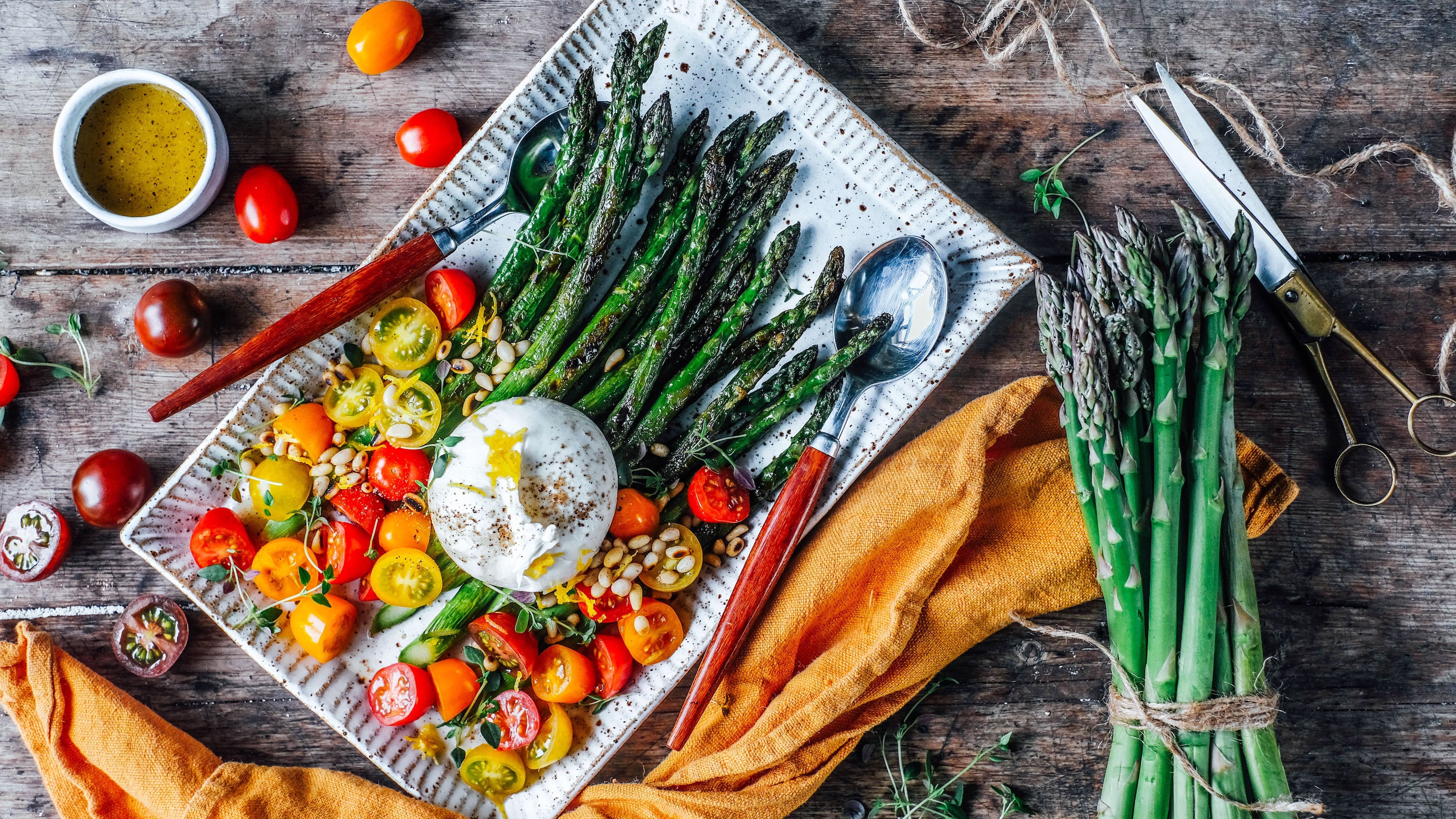 Grüner Spargel mit Zitronenburrata Grüner Spargel mit Zitronenburrata
