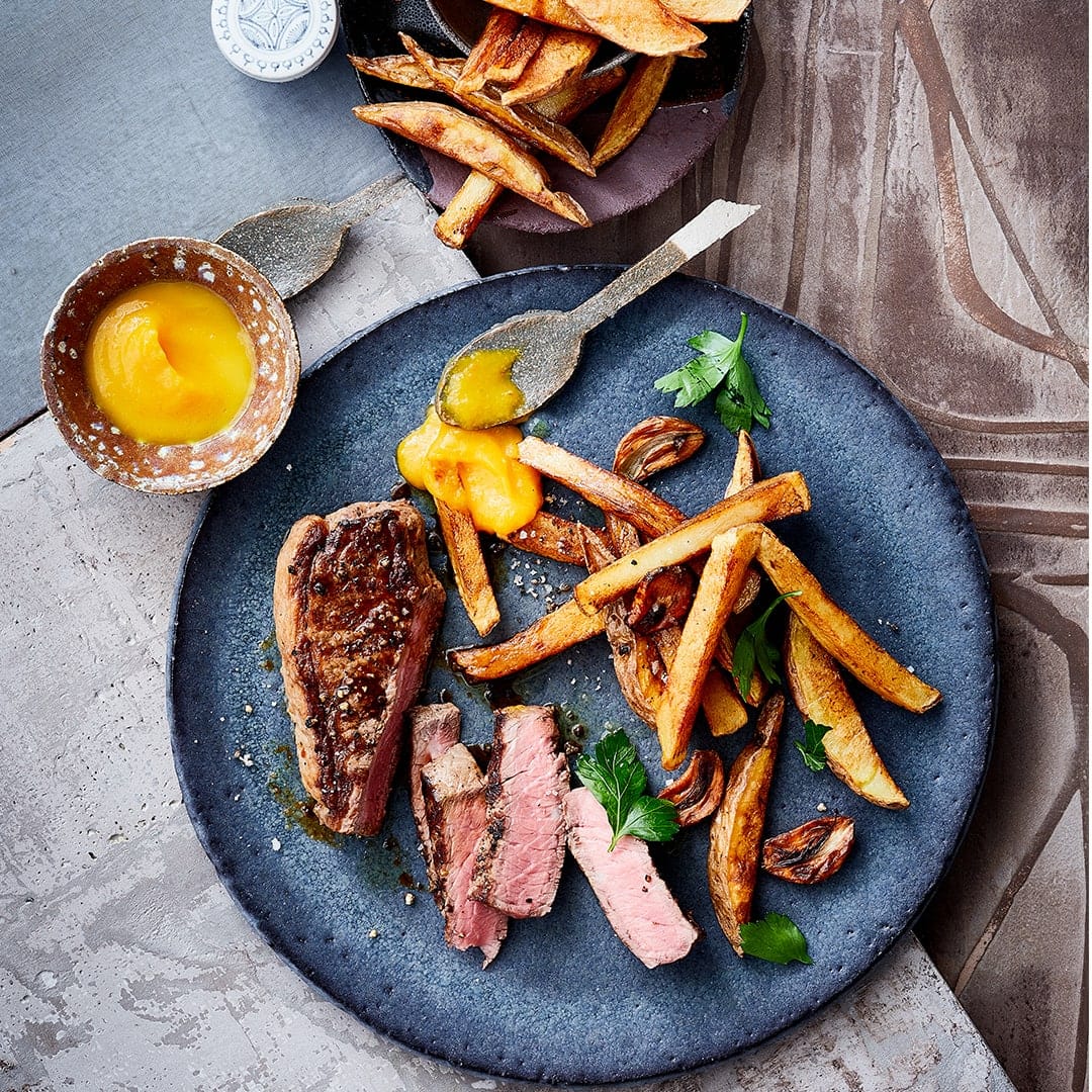 Steak-Liebhaber aufgepasst: Unser Rumpsteak mit frittierten Kartoffeln und selbst gemachtem Kürbisketchup ist einfacher zubereitet als gedacht und lässt die Herzen höherschlagen.
