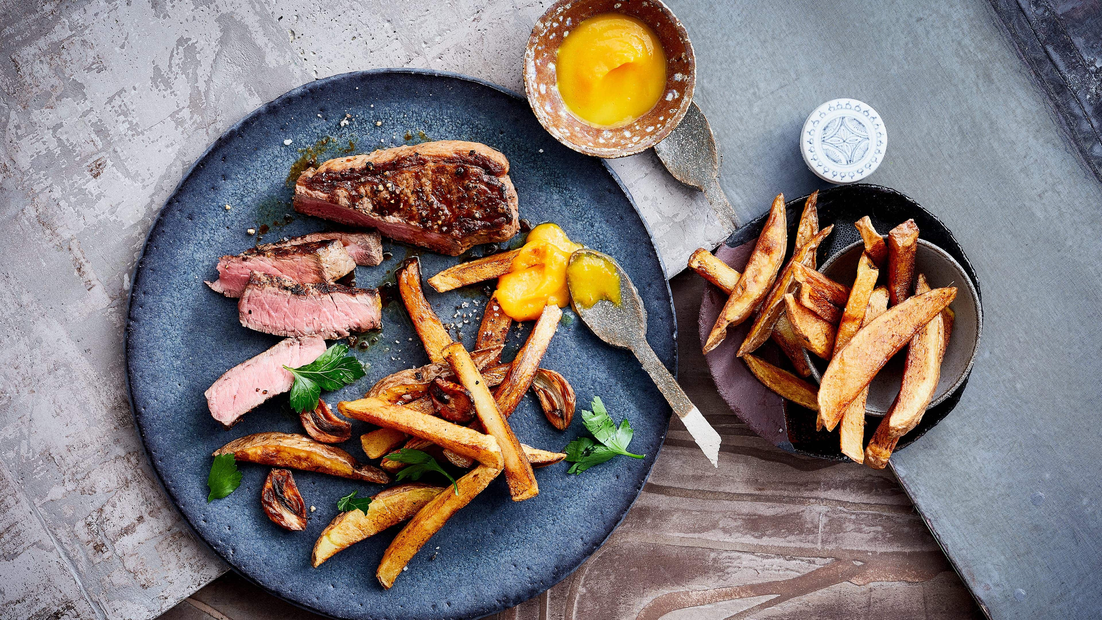 Rumpsteak mit Pommes und Kürbisketchup Steak-Liebhaber aufgepasst: Unser Rumpsteak mit frittierten Kartoffeln und selbst gemachtem Kürbisketchup ist einfacher zubereitet als gedacht und lässt die Herzen höherschlagen.
