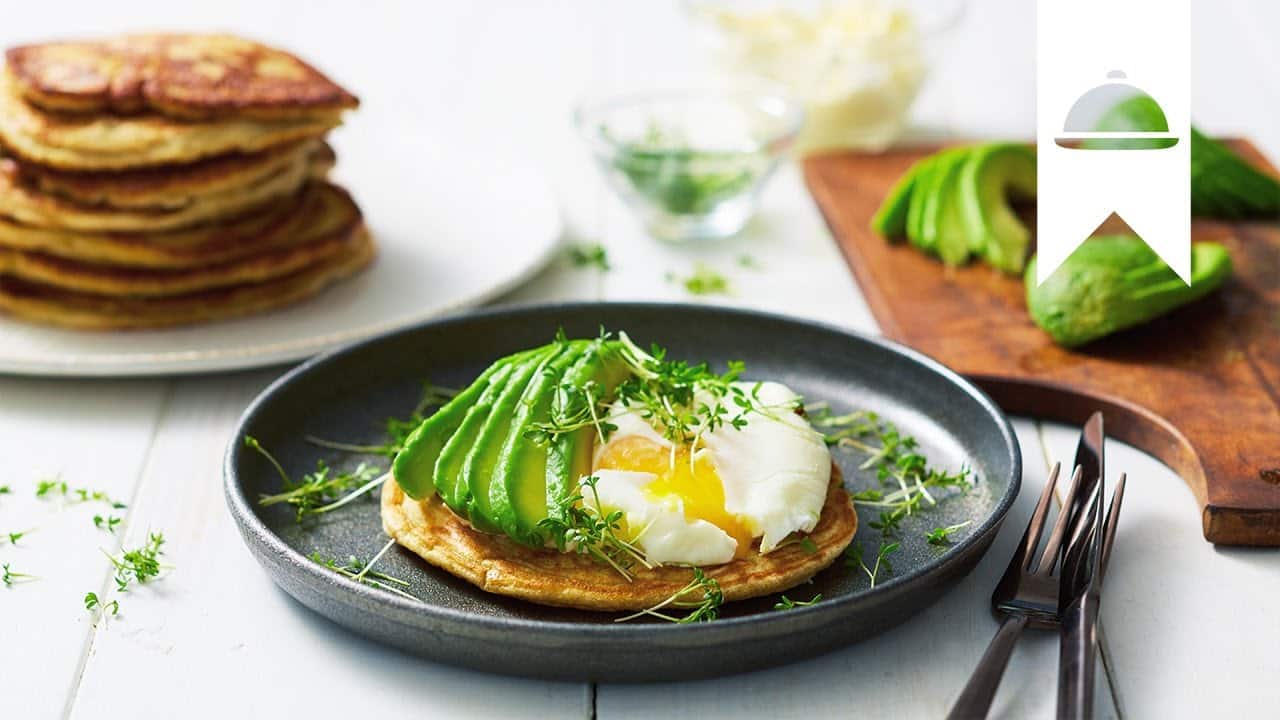 Vollkorn-Pancakes mit Avocado und pochiertem Ei YouTube Platzhalterbild für ein Video mit dem Titel 'Vollkorn-Pancakes mit Avocado und pochiertem Ei '.