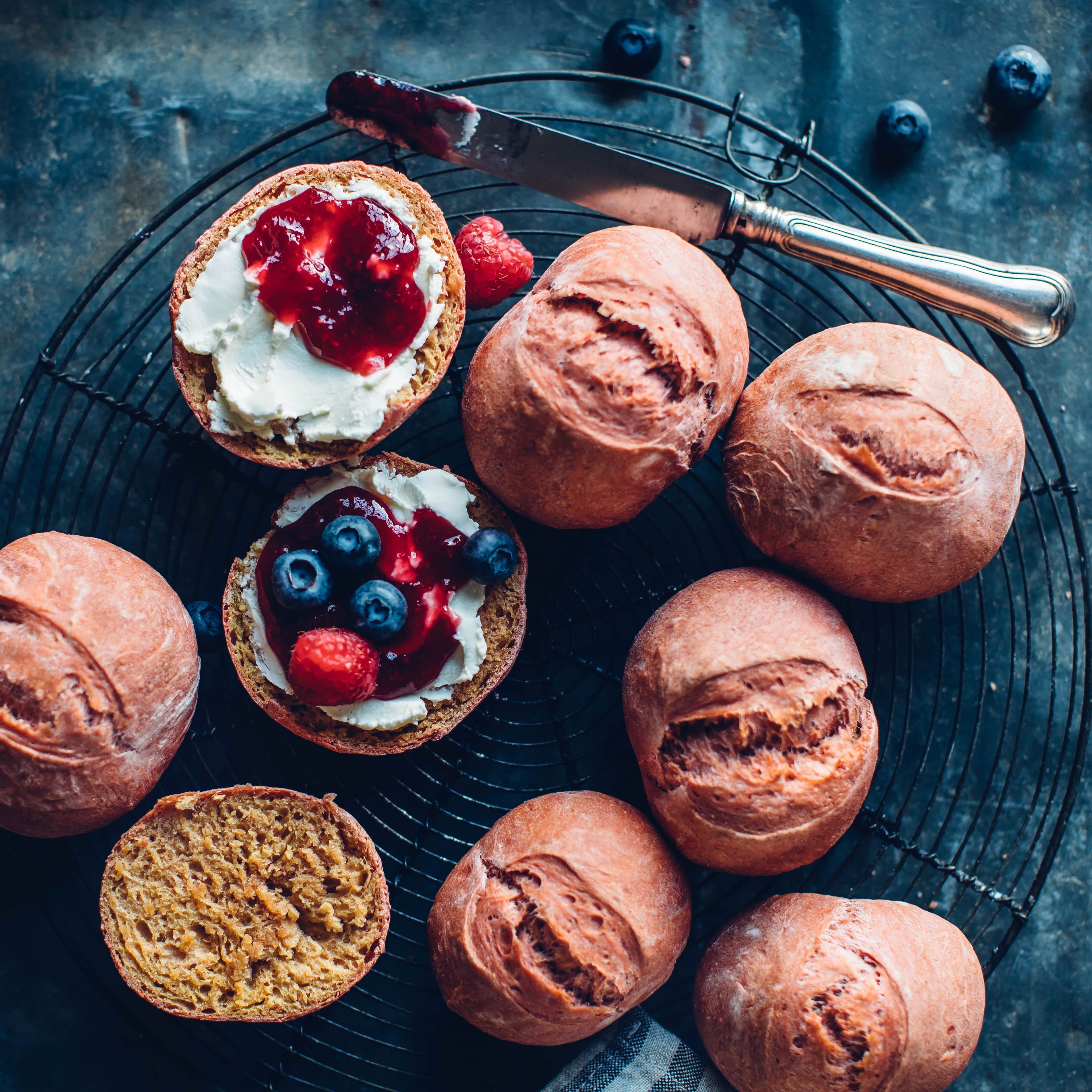 Eine nicht nur farblich intensive Variante zu herkömmlichen Weizen- oder Roggenbrötchen: Unser Rezept für Rote-Bete-Brötchen erleuchten jeden Frühstückstisch.