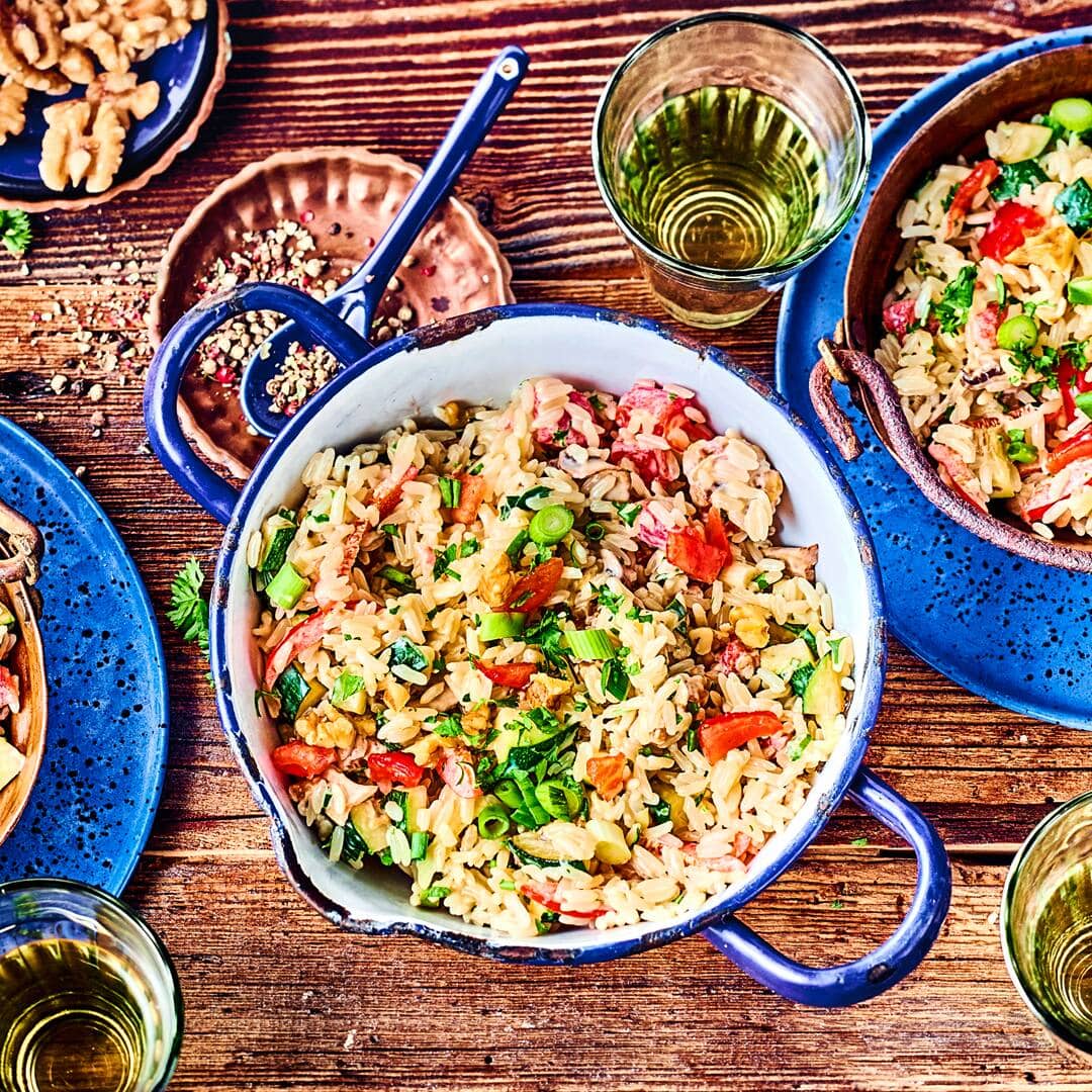 Vegetarisches Reisgericht mit viel frischem Gemüse.