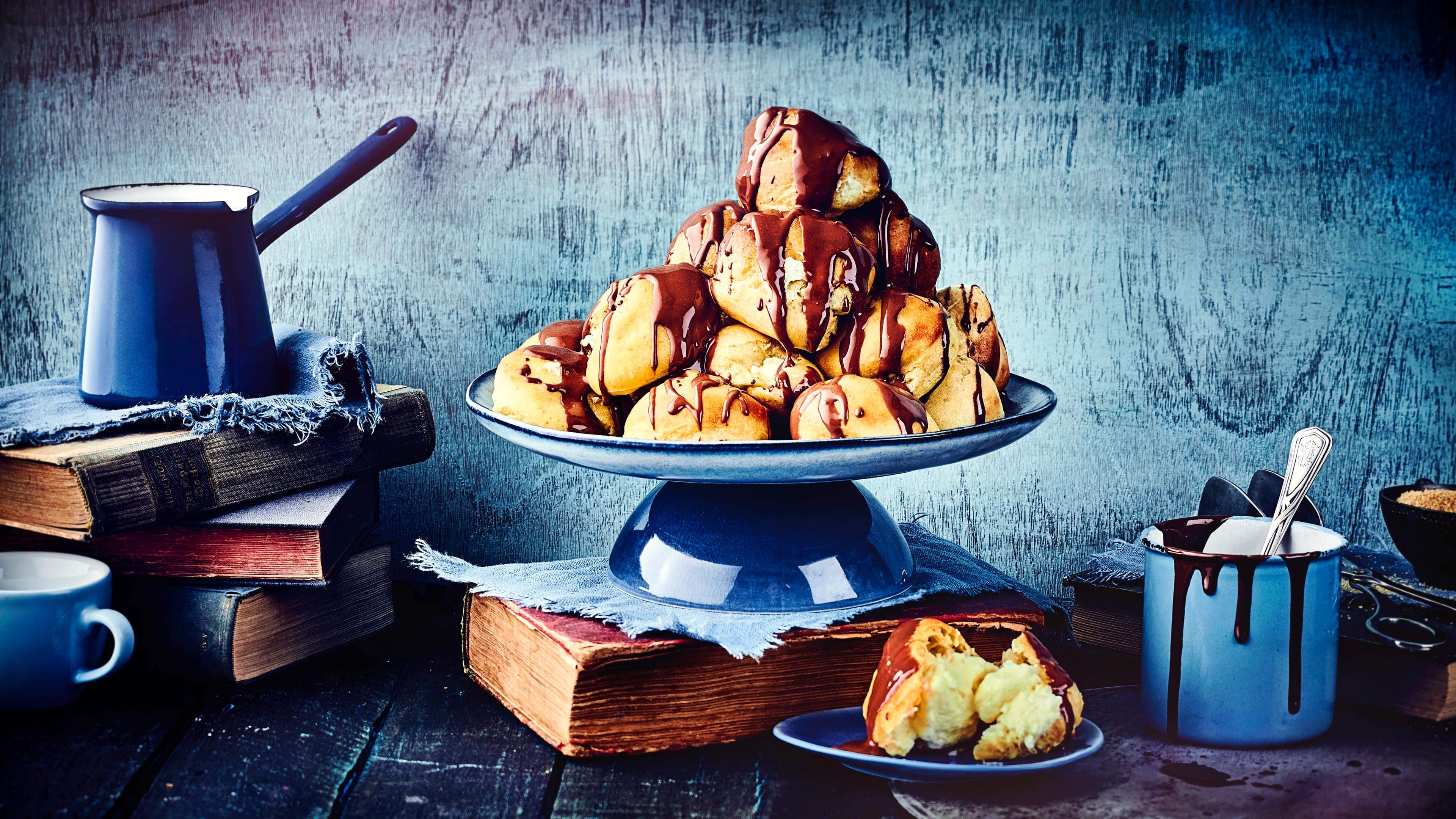 Profiteroles Mit einem Happs im Mund verschwunden: Profiteroles kommen aus Frankreich und sind kleine mit Schlagsahne gefüllten Beutel. Übergießen Sie diese mit Schokoglasur und sie werden noch köstlicher!