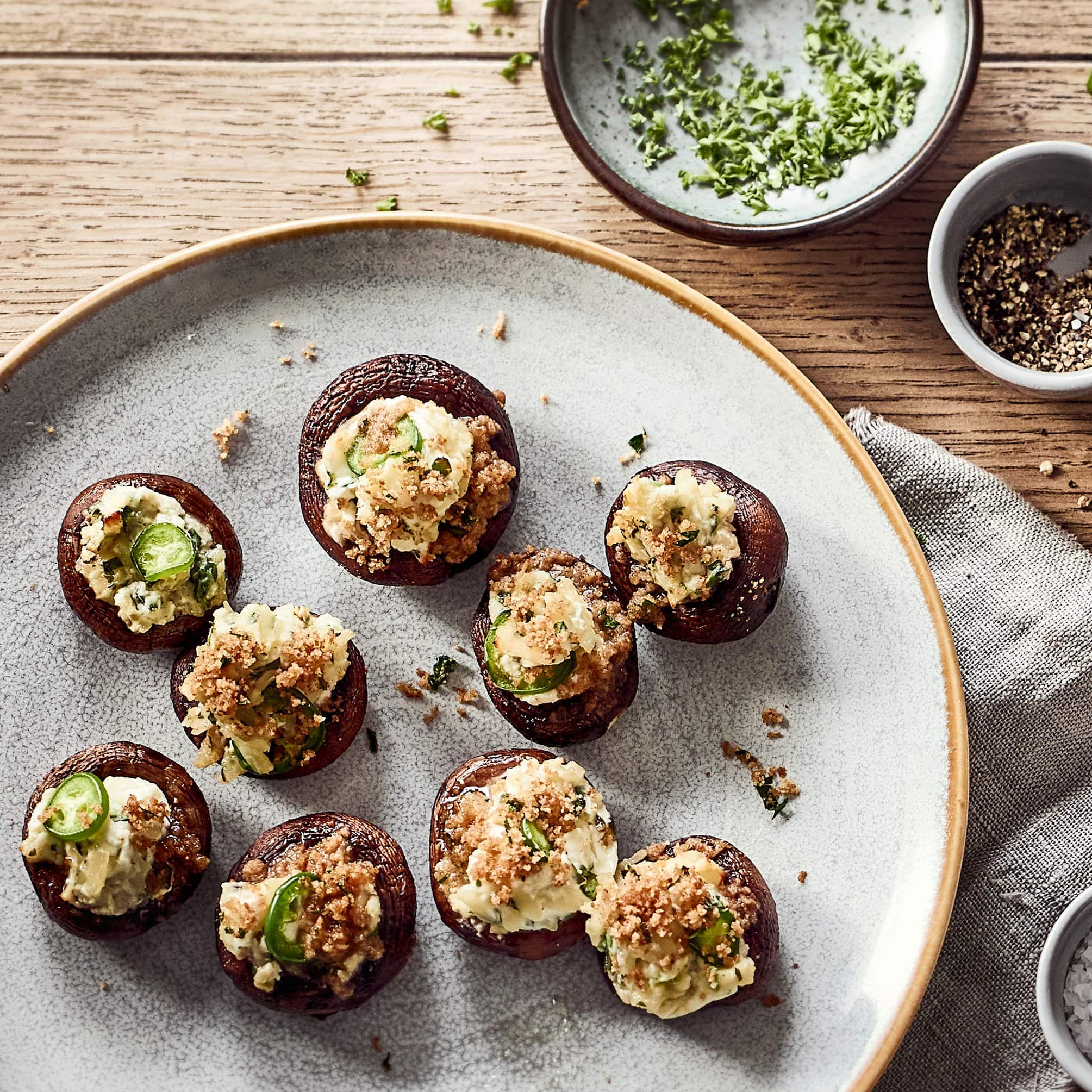 Unsere Pilze vom Grill werden mit einer super leckeren veganen Creme gefüllt, mit selbstgemachten Semmelbröseln getoppt und anschließend bei indirekter Hitze gegrillt.