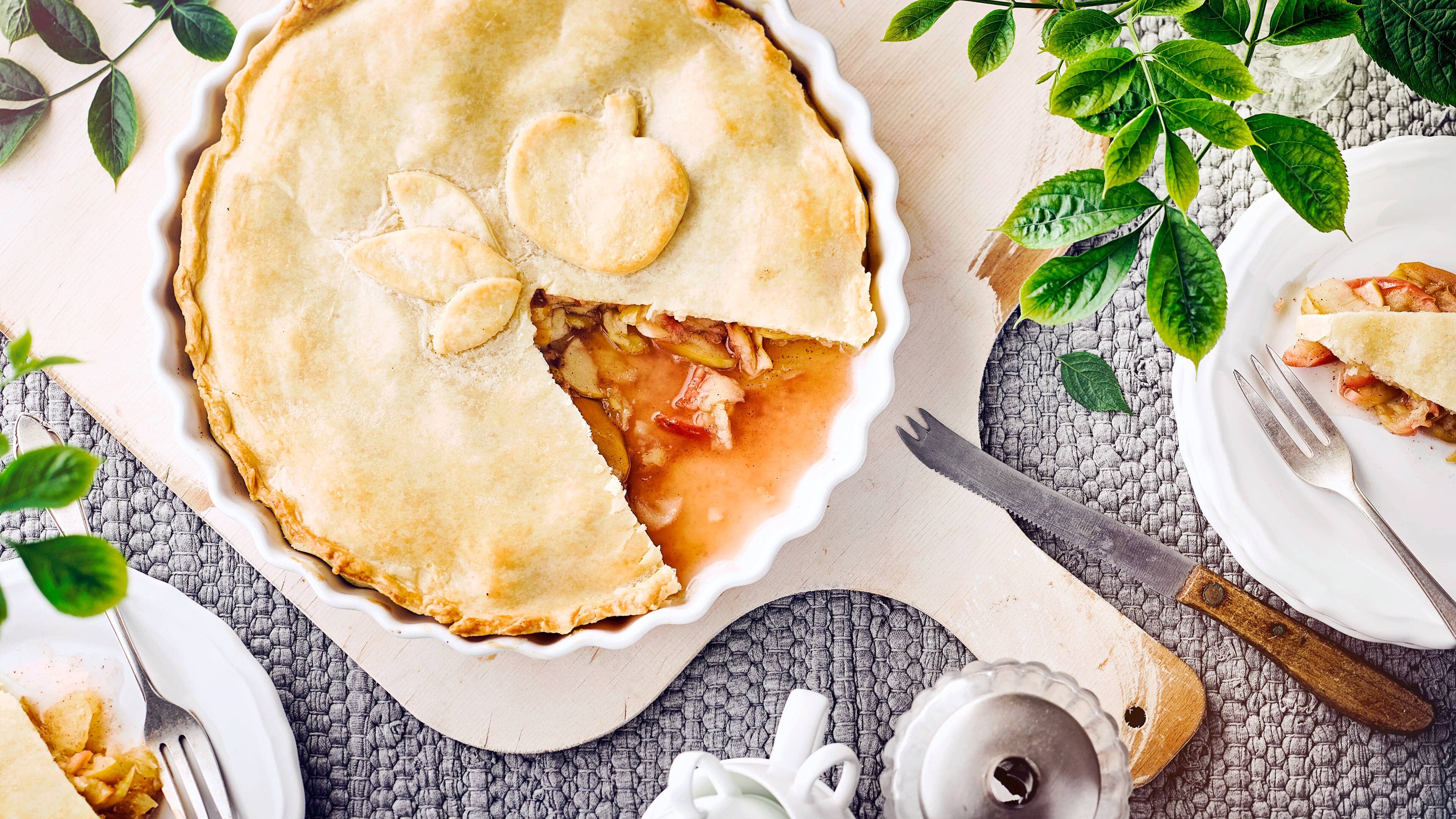 Apple-Pie Mit unserem Apple-Pie-Rezept gelingt Ihnen ein echter amerikanischer Apfelkuchen, der mit einer frischen Ingwer-Note in der Füllung überrascht.