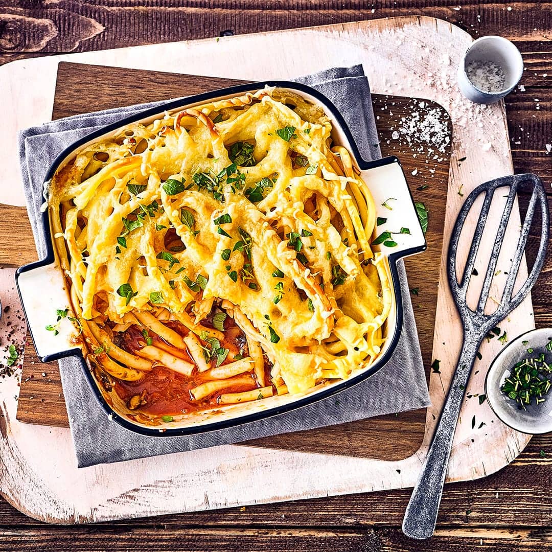 Ein super einfacher Auflauf mit Makkaroni und einer Hackfleisch-Gemüse-Soße, knusprig überbacken mit Emmentaler.