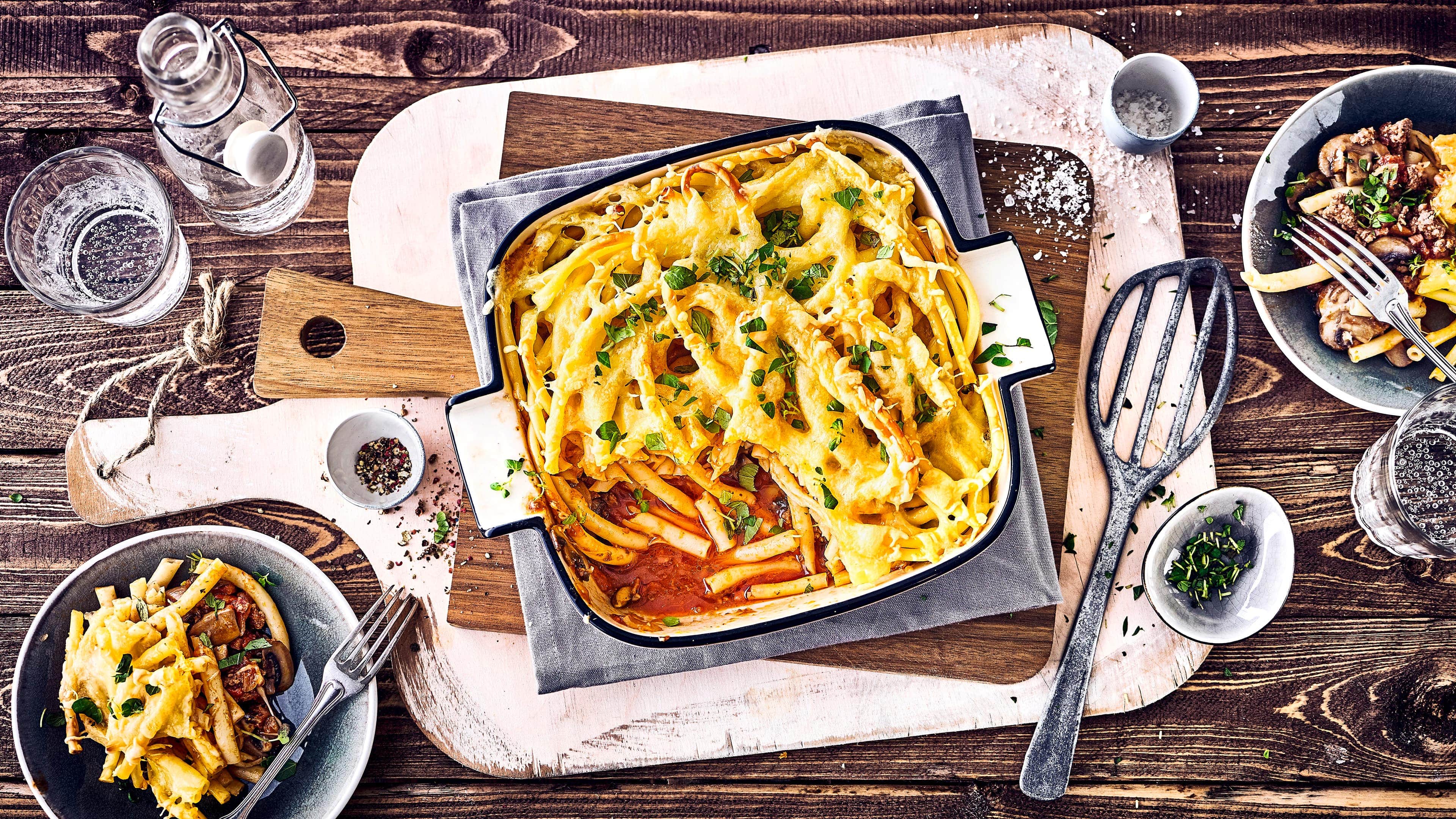 Makkaronigratin Ein super einfacher Auflauf mit Makkaroni und einer Hackfleisch-Gemüse-Soße, knusprig überbacken mit Emmentaler.