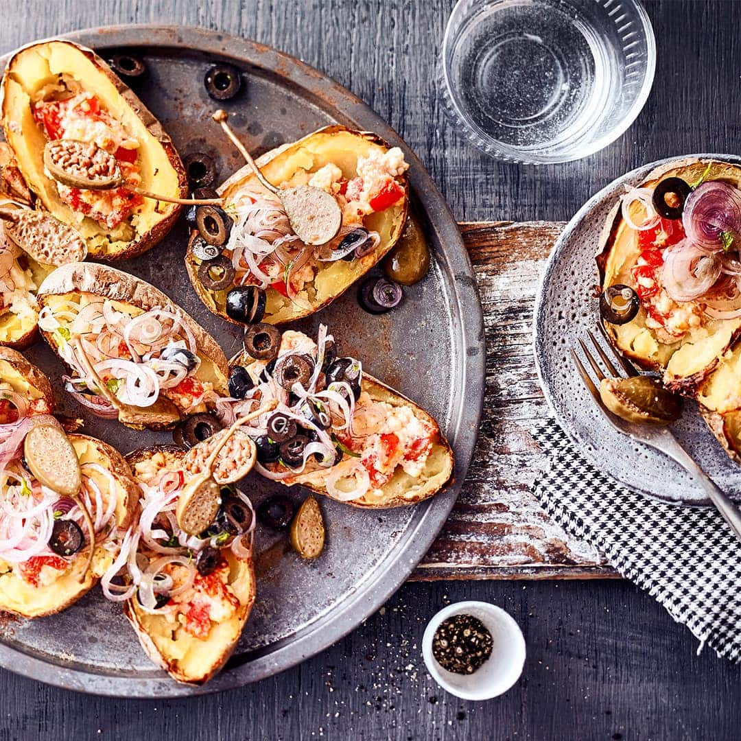 Grillkartoffeln mit selbstgemachter Tomaten-Feta-Füllung schmecken herrlich aromatisch und würzig und lassen sich ganz einfach vorbereiten.