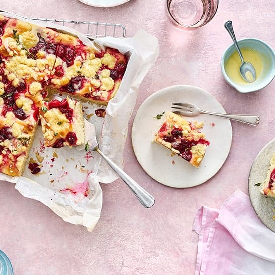Thymian-Kirsch-Focaccia mit Orangen-Butterstreuseln