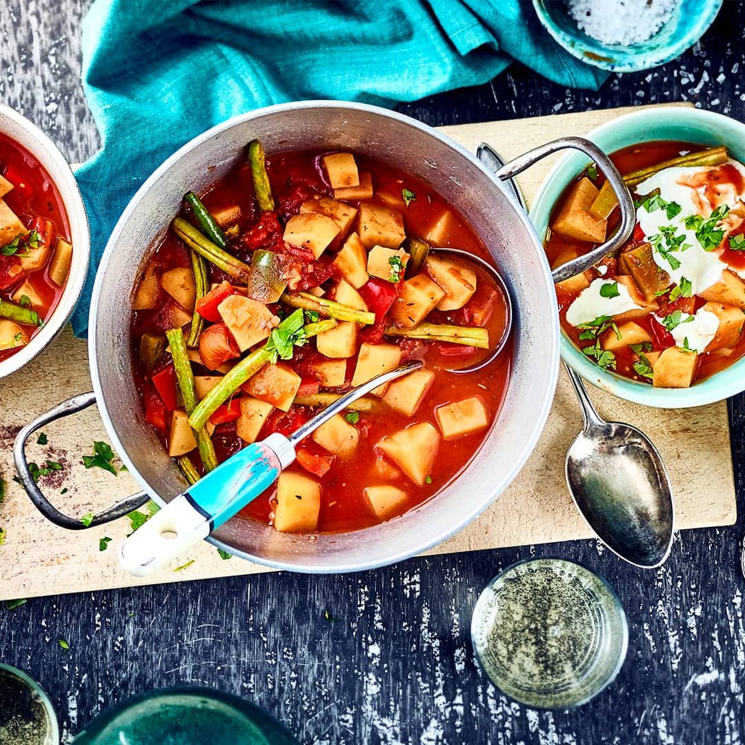 Wenn Sie Gulasch lieben, aber einmal auf Fleisch verzichten möchten, probieren Sie doch einmal unser Rezept für Kartoffelgulasch mit Prinzessbohnen und Paprika aus!