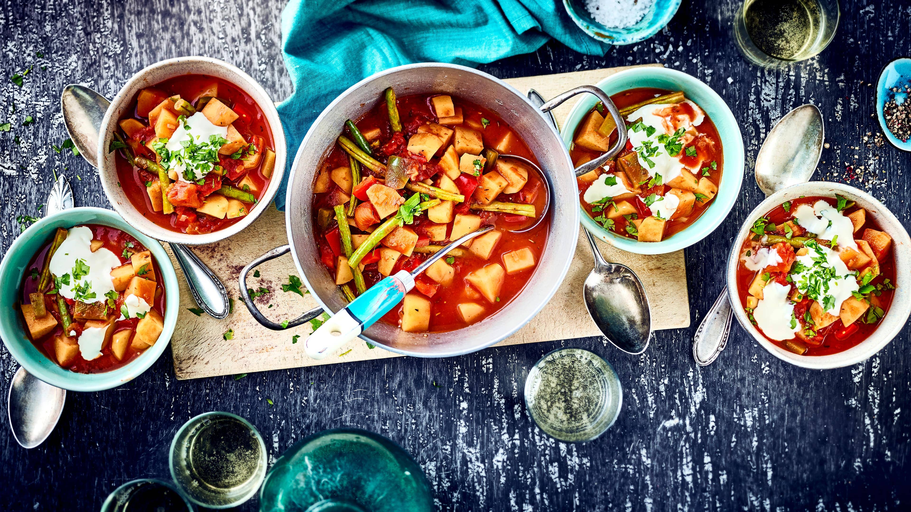 Kartoffelgulasch Wenn Sie Gulasch lieben, aber einmal auf Fleisch verzichten möchten, probieren Sie doch einmal unser Rezept für Kartoffelgulasch mit Prinzessbohnen und Paprika aus!