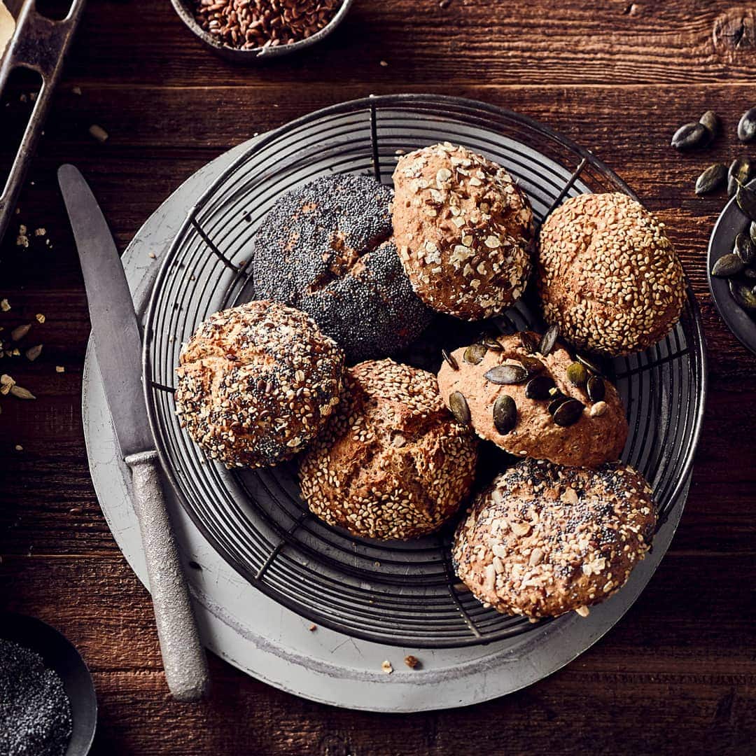 Keine Lust morgens zum Bäcker zu gehen, aber auch nicht immer Tiefkühlbrötchen aufzubacken. Probieren Sie doch einmal unser Rezept für selbstgemachte Vollkornbrötchen.