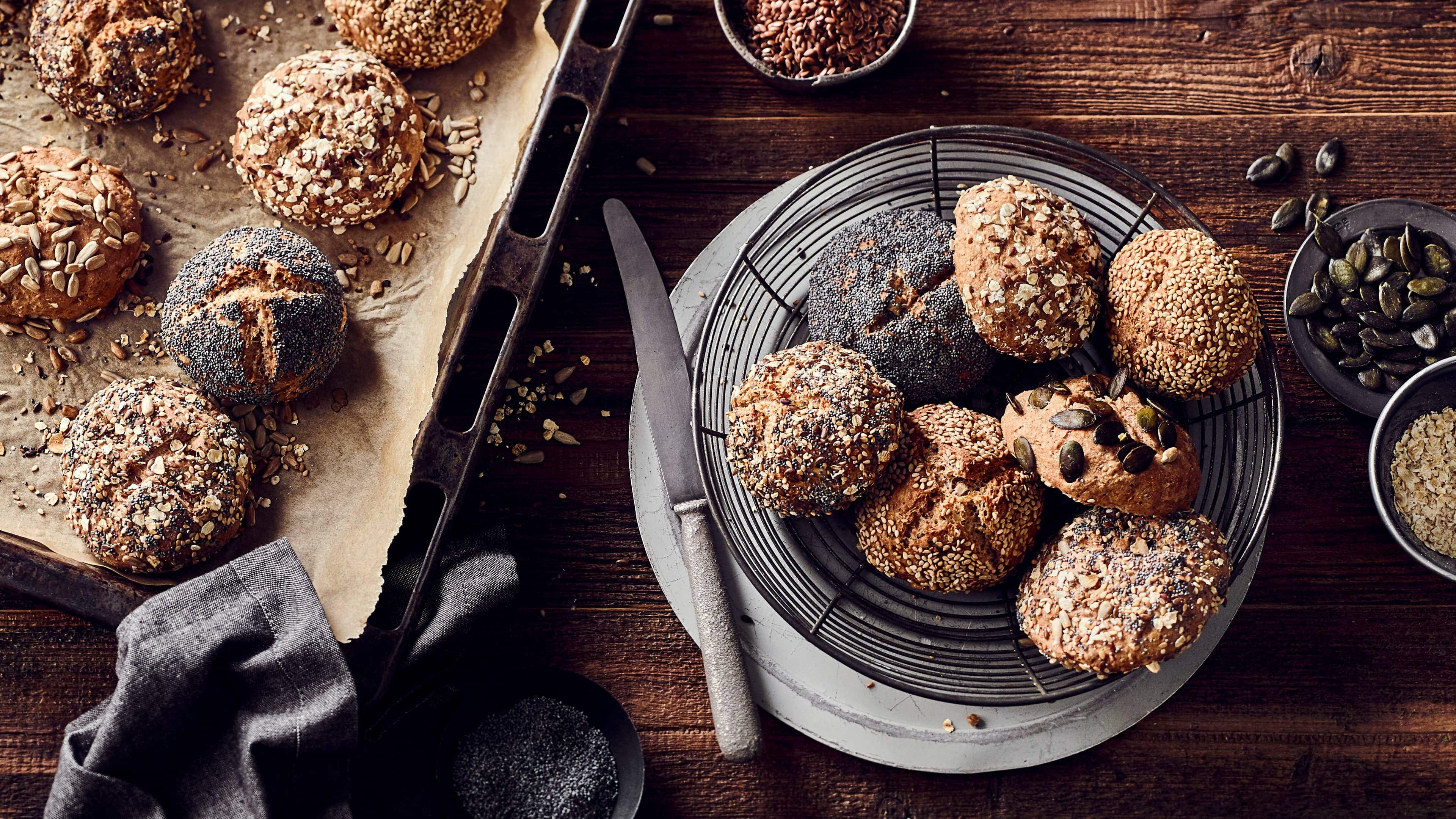 Vollkornbrötchen Keine Lust morgens zum Bäcker zu gehen, aber auch nicht immer Tiefkühlbrötchen aufzubacken. Probieren Sie doch einmal unser Rezept für selbstgemachte Vollkornbrötchen.