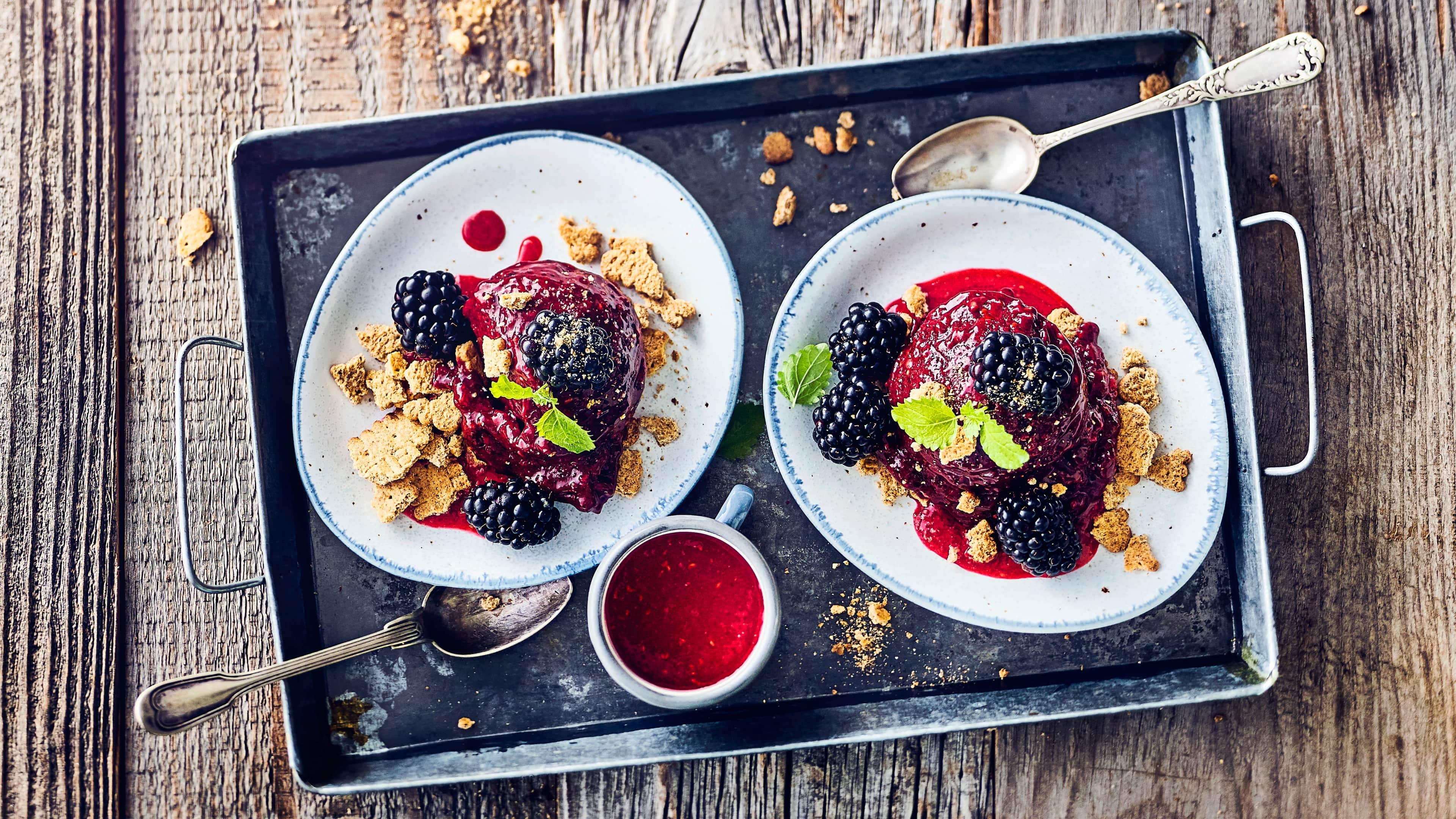 Brombeereis mit Himbeersoße Brombeereis mit Himbeersoße