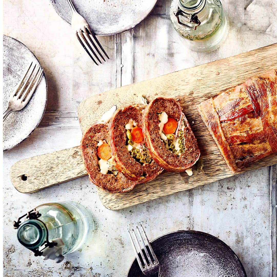 Unter Grillexperten definitiv eins der Highlights: Die Bacon Bomb – eine Art Rollbraten im Speckmantel gefüllt mit Karotten, Bohnen und Gorgonzola.