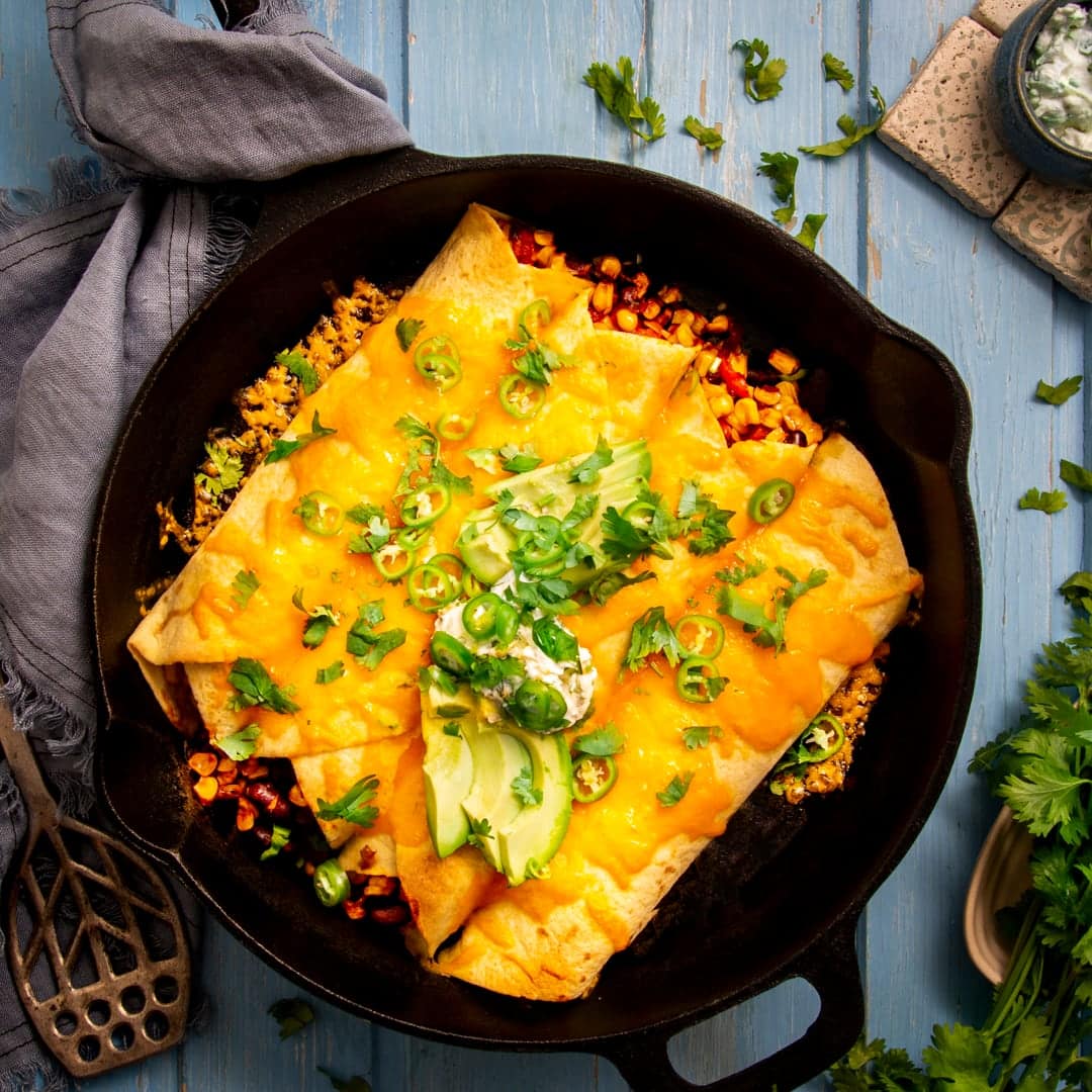 Vorhang auf für unsere vegetarischen Enchiladas: Natürlich mit viel Gemüse, überbackenem Käse und als Highlight selbstgemachter Koriander-Schmand!