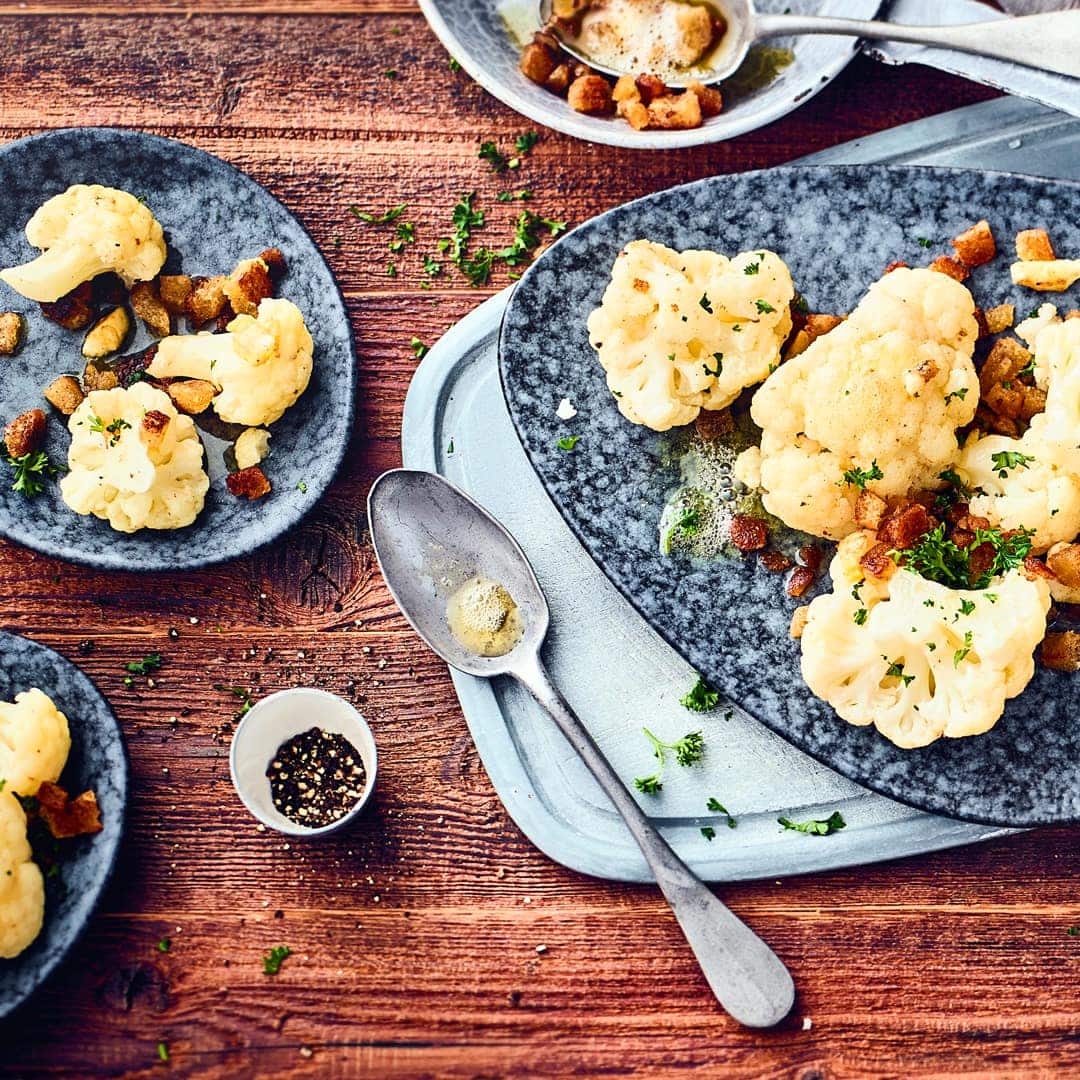 Bereiten Sie mit unserem Rezept für polnischen Blumenkohl eine Gemüsebeilage zu, die zu Fisch, Fleisch und vegetarischen Gerichten gleichermaßen passt.