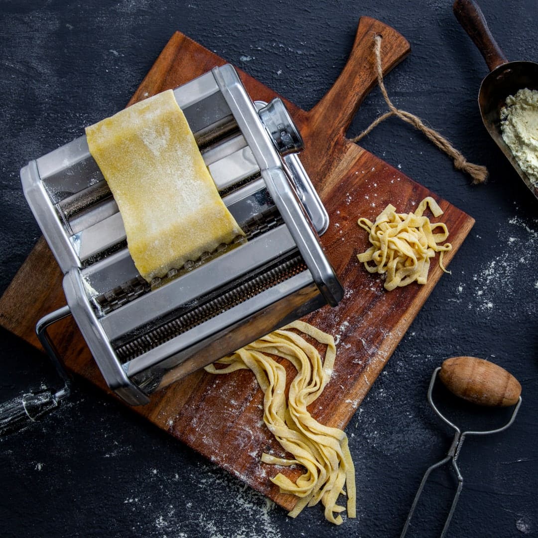 Nudeln selber machen lohnt sich auf jeden Fall, sie schmecken bestimmt einzigartig! Probieren Sie es doch einmal mit unserem Rezept für selbstgemachte Tagliatelle – am besten servieren Sie ein selbstgemachtes Pesto dazu.