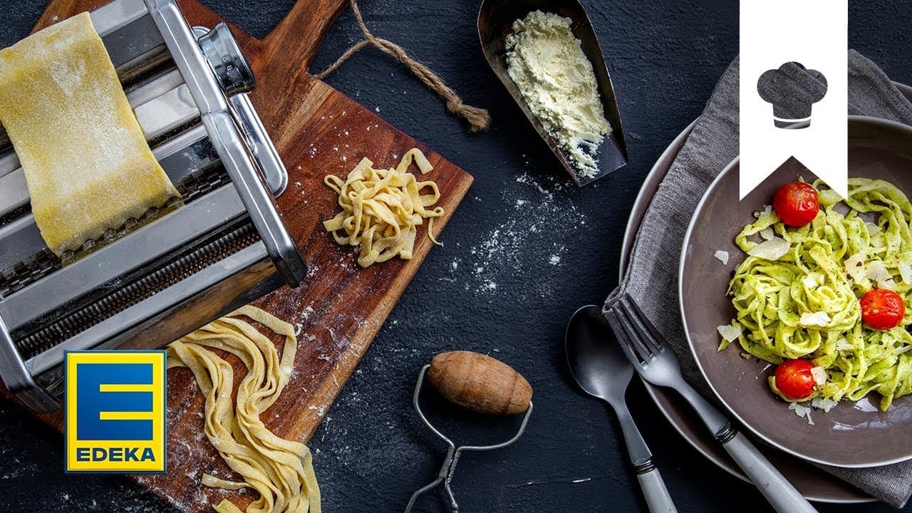 Tagliatelle selber machen YouTube Platzhalterbild für ein Video mit dem Titel 'Tagliatelle selber machen'.