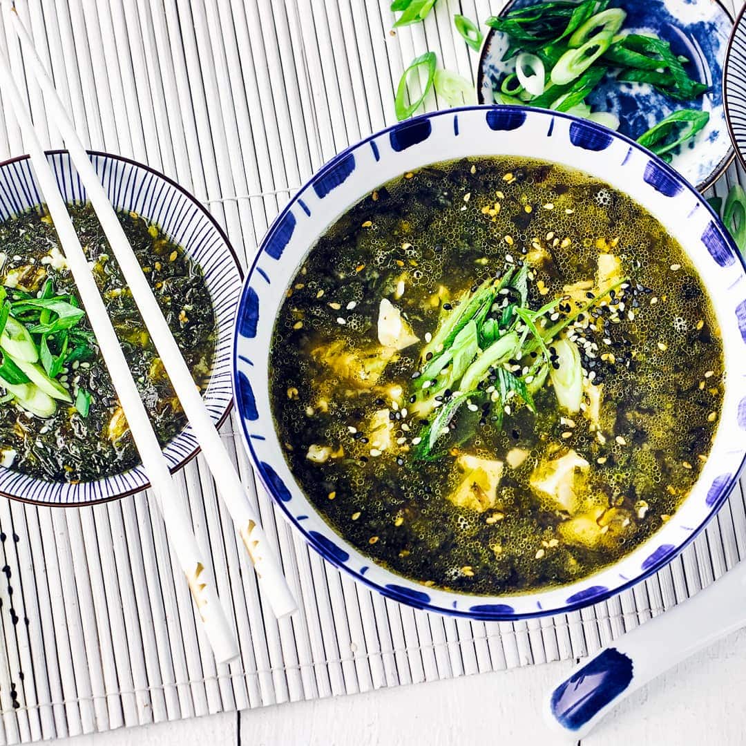Japanische Miso-Suppe mit Lauchzwiebeln in Schüssel