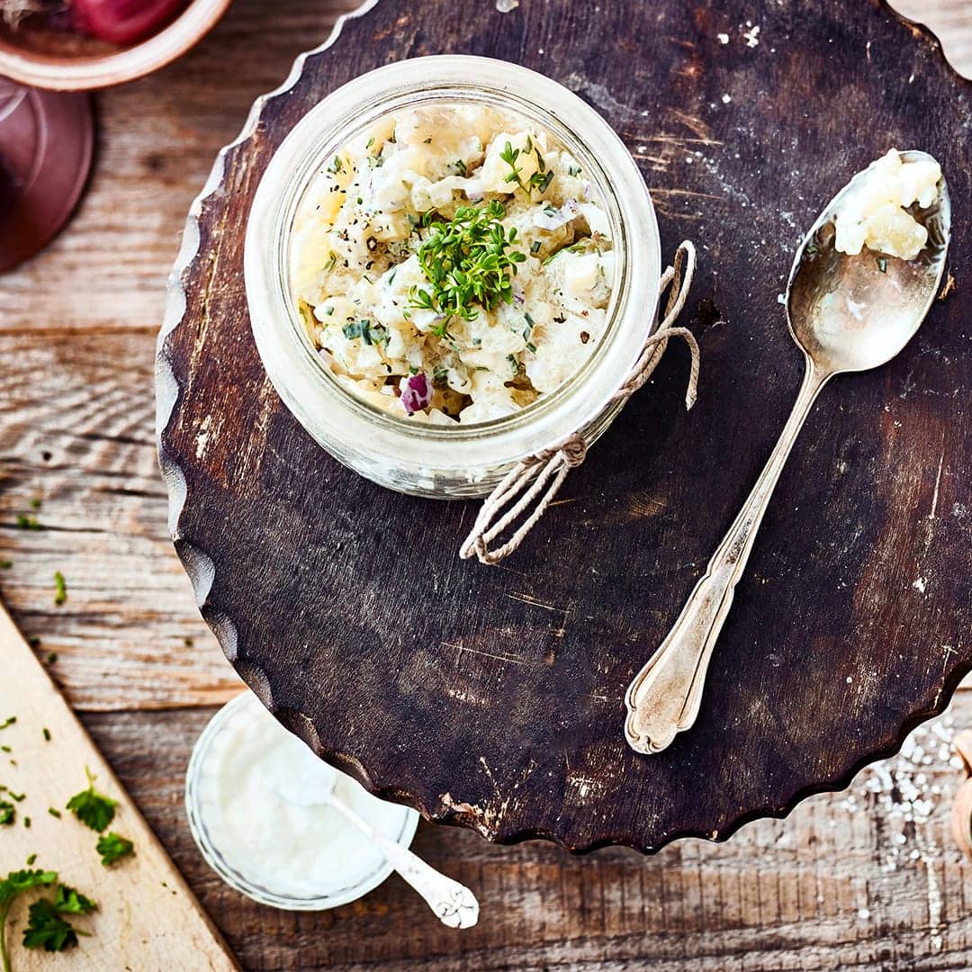 Sie suchen noch einen deftigen Snack für Ihren Frühstücksbrunch? Probieren Sie unseren Salat aus Harzer Käse, Altbier, saurer Sahne, frischem Apfel und Kräutern – fertig in 20 Minuten!