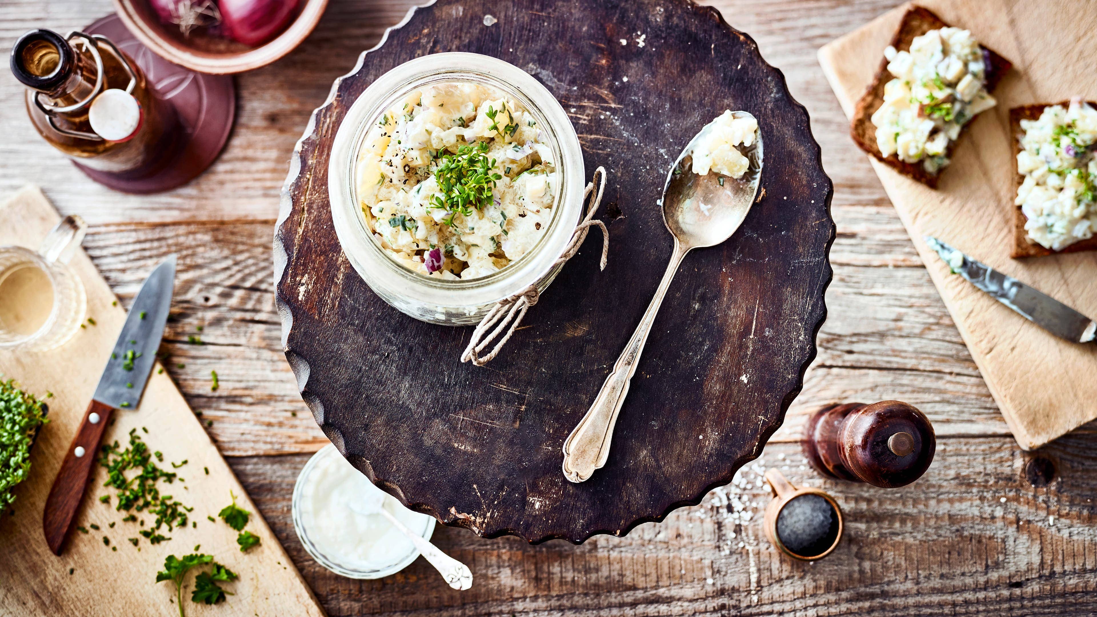 Harzer Käse-Salat Sie suchen noch einen deftigen Snack für Ihren Frühstücksbrunch? Probieren Sie unseren Salat aus Harzer Käse, Altbier, saurer Sahne, frischem Apfel und Kräutern – fertig in 20 Minuten!