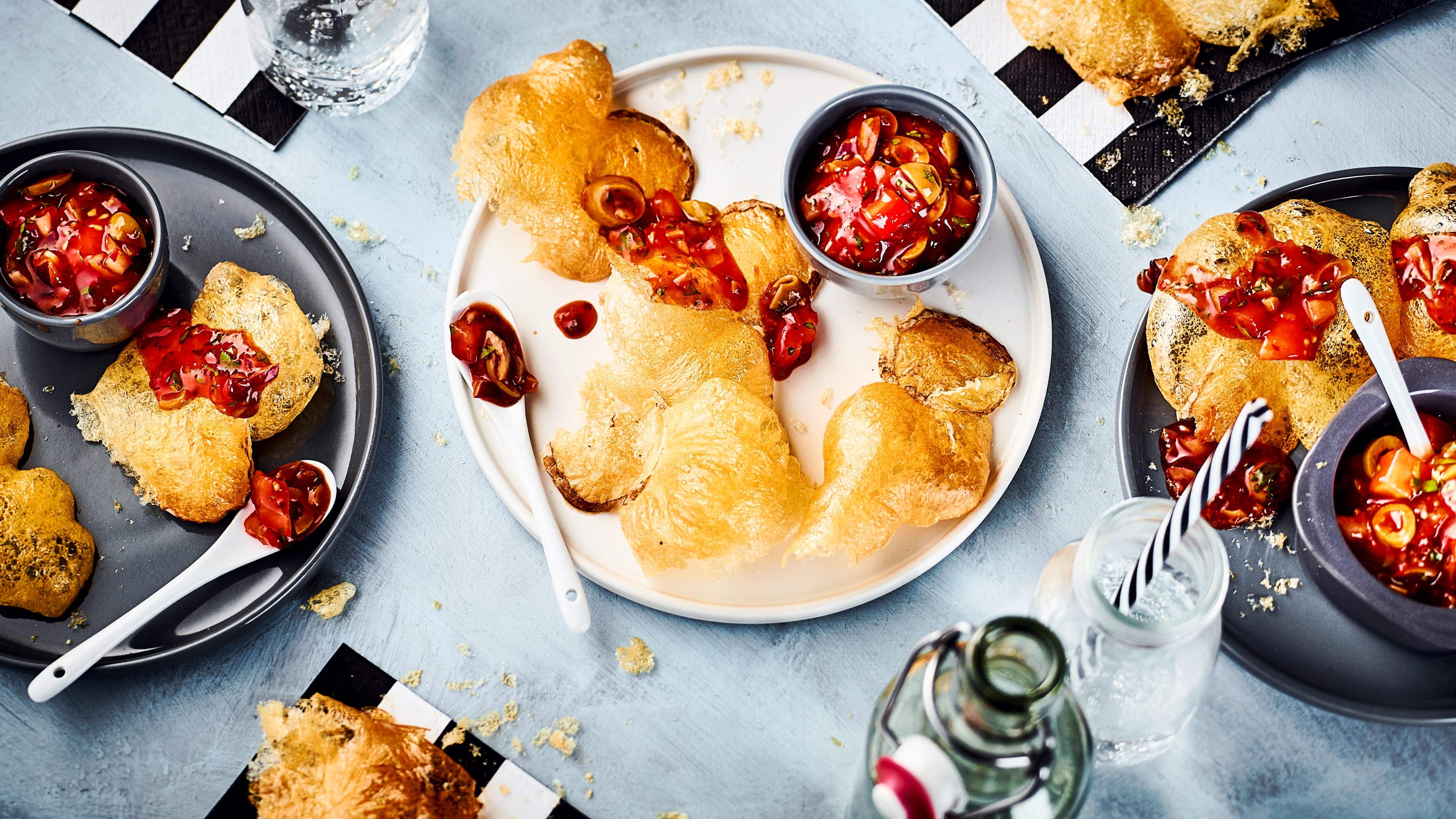 Harzer Käse Chips mit Dip Mal ein selbst gemachter Snack für den Fernsehabend: Probieren Sie unsere gebackenen Harzer-Käse-Chips mit einem Dip aus Salsa, Tomaten, Oliven und Kräutern - würzig und lecker!