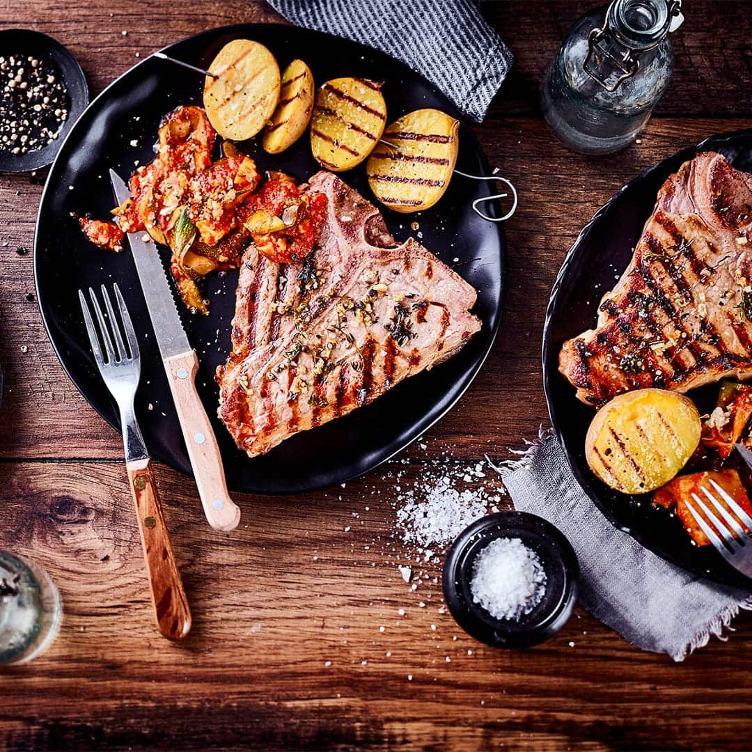 Leckeres Gericht für den Grill: Probieren Sie unser zartes Kalbskotelett in selbstgemachter Thymian-Marinade mit Prinzessbohnen und gefächterten Grillkartoffeln!