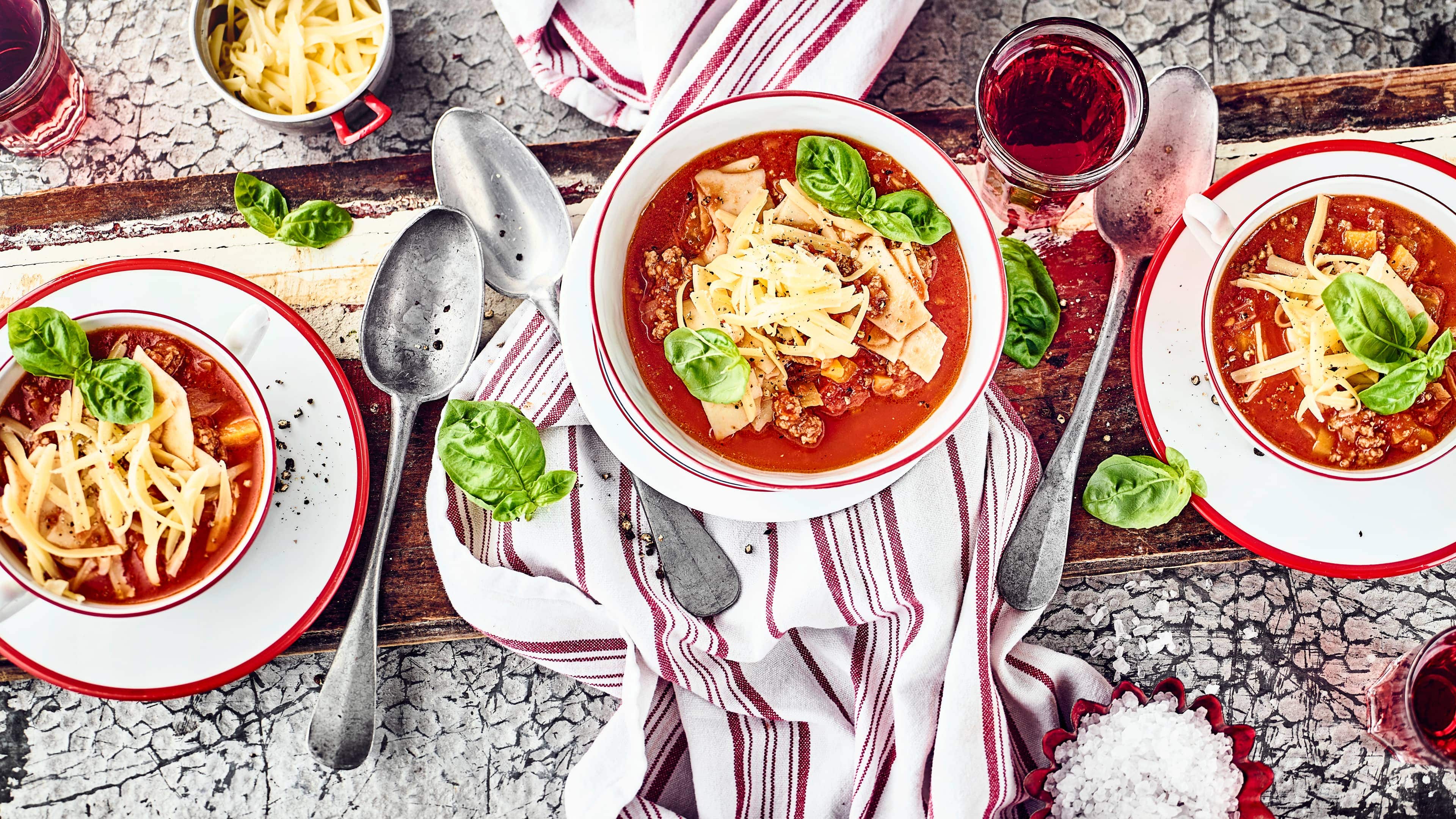 Lasagne-Suppe Schneller und vielleicht etwas einfacher als normale Lasagne aus dem Backofen ist unsere Lasagne-Suppe aus dem Kochtopf. Einfach einmal ausprobieren!